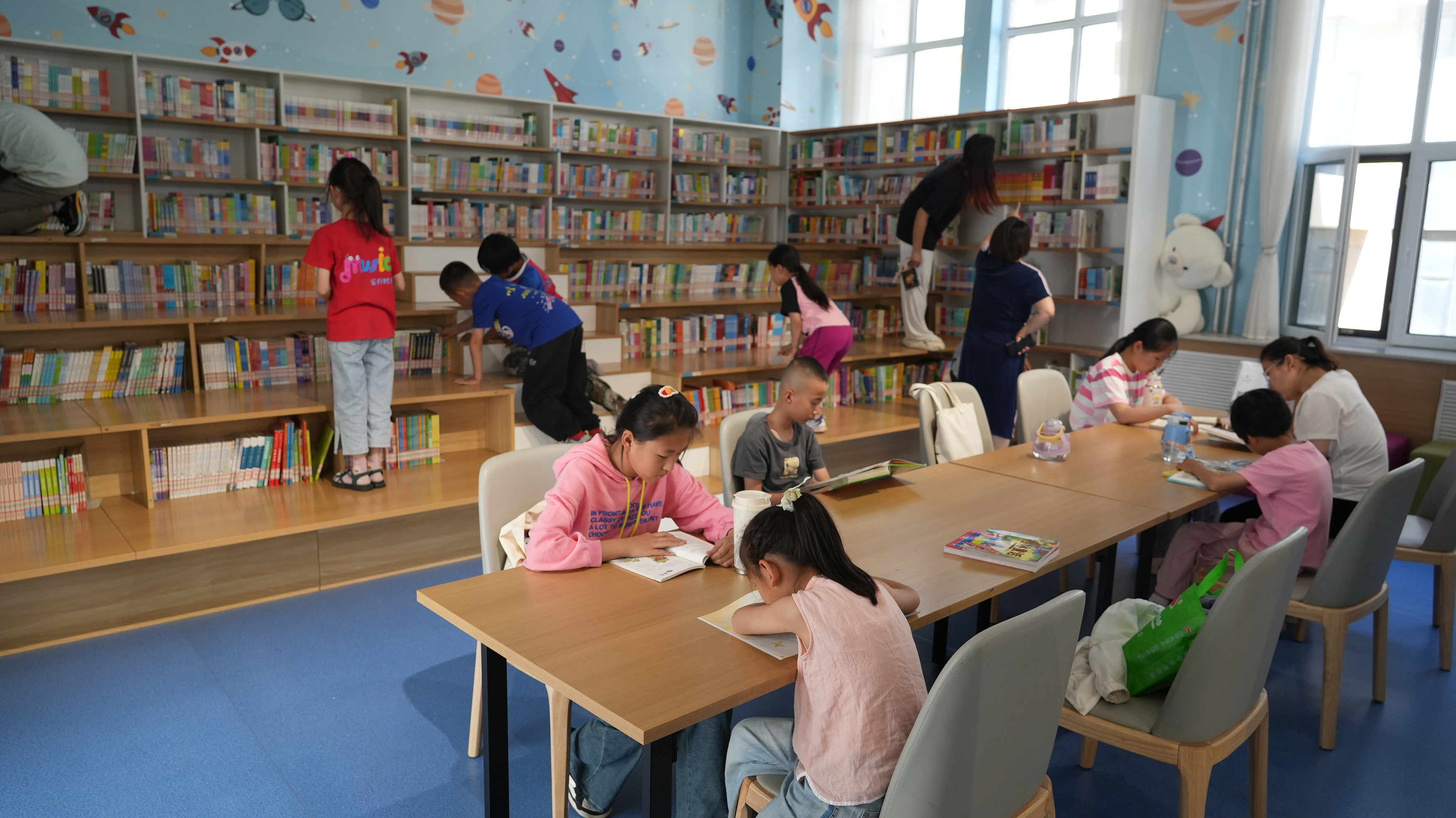 暑期生活丰富多彩：图书馆、科技馆成孩子们“充电”好去处