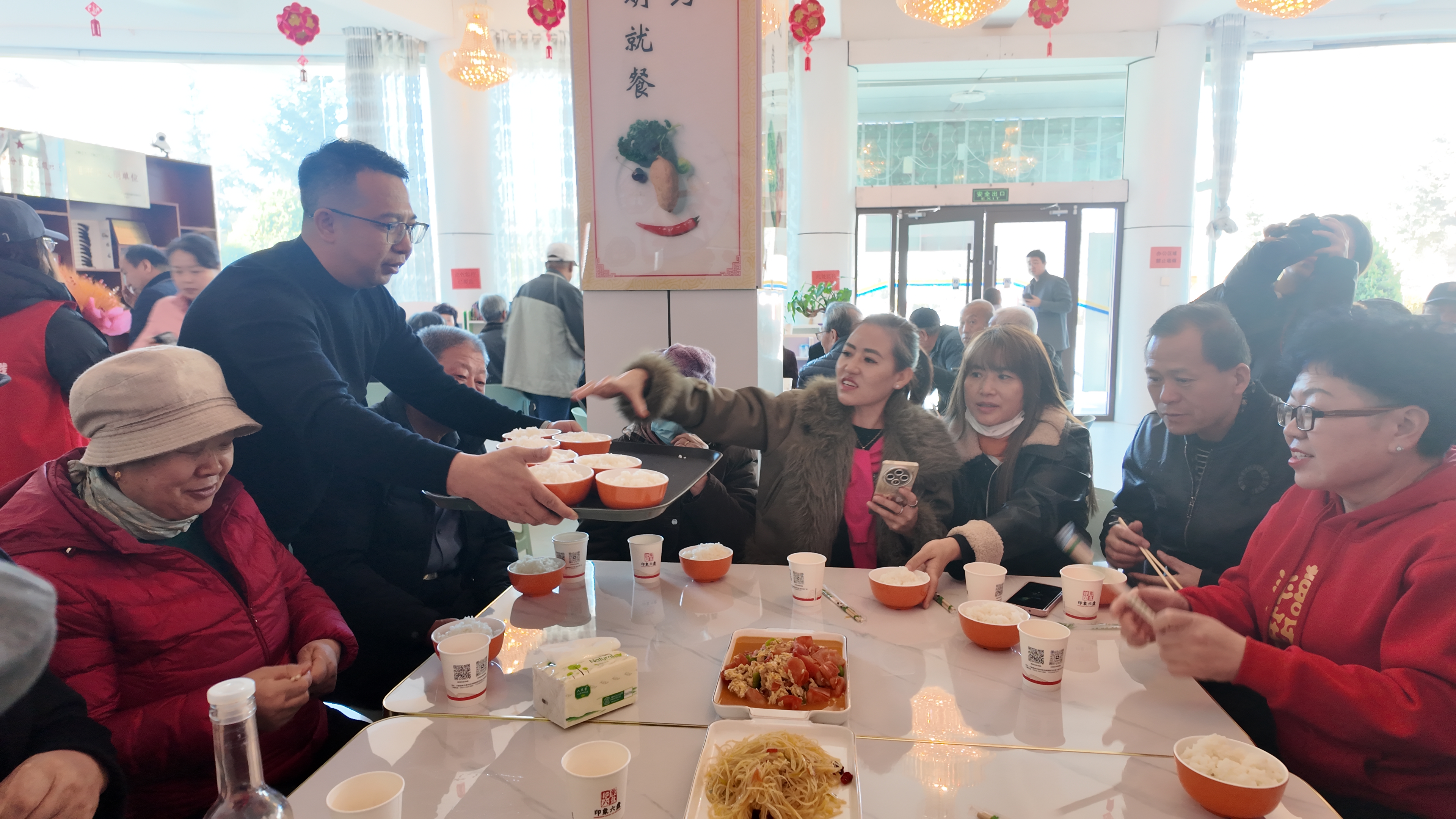 一顿暖心饭 一场“家庭会”