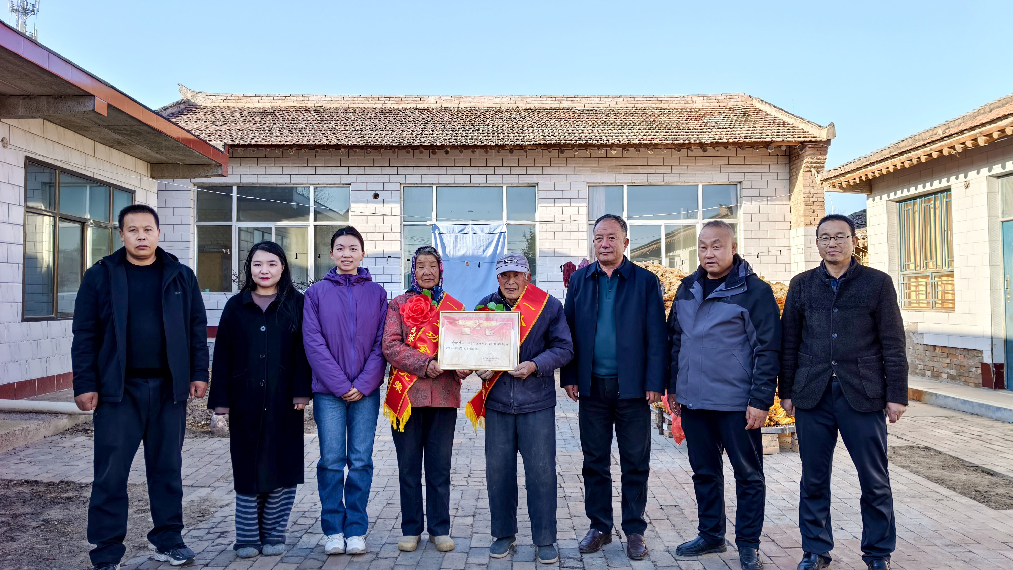 喜报送进农家院 光荣绽放在心间