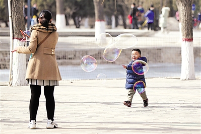 <p>　　　　孩子在公園里快樂玩耍?！?lt;/p>