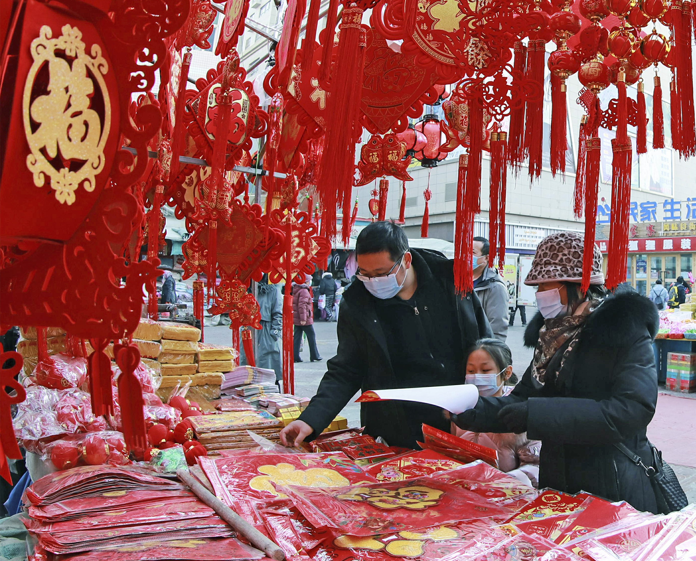 1月26日，市民在二师库尔勒鑫金三角有限责任公司商贸城步行街选购新春饰品。 栗卫平摄.jpg