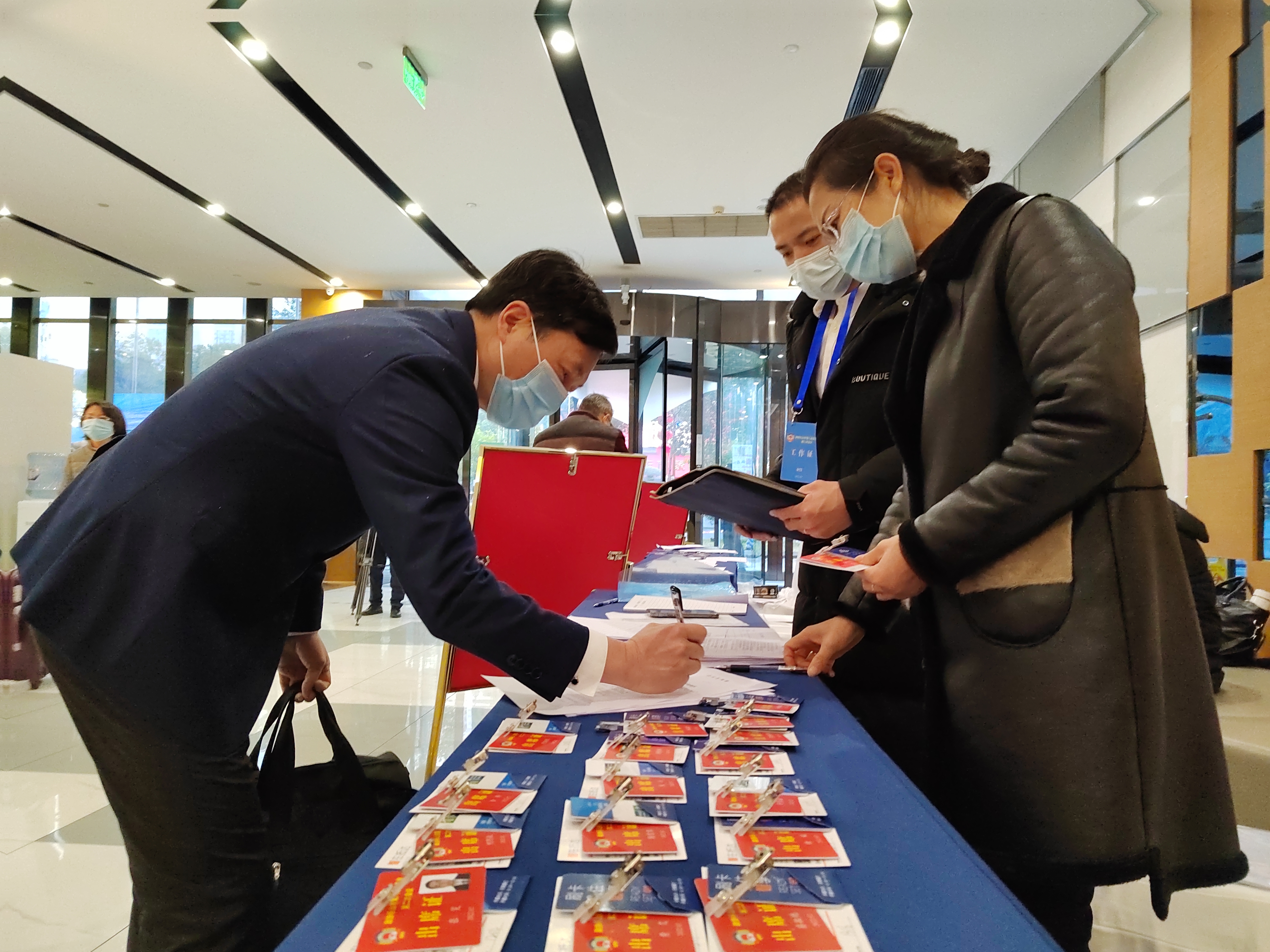 肩负使命迎盛会 怀揣良策助发展 ——市政协八届二次会议委员报到侧记