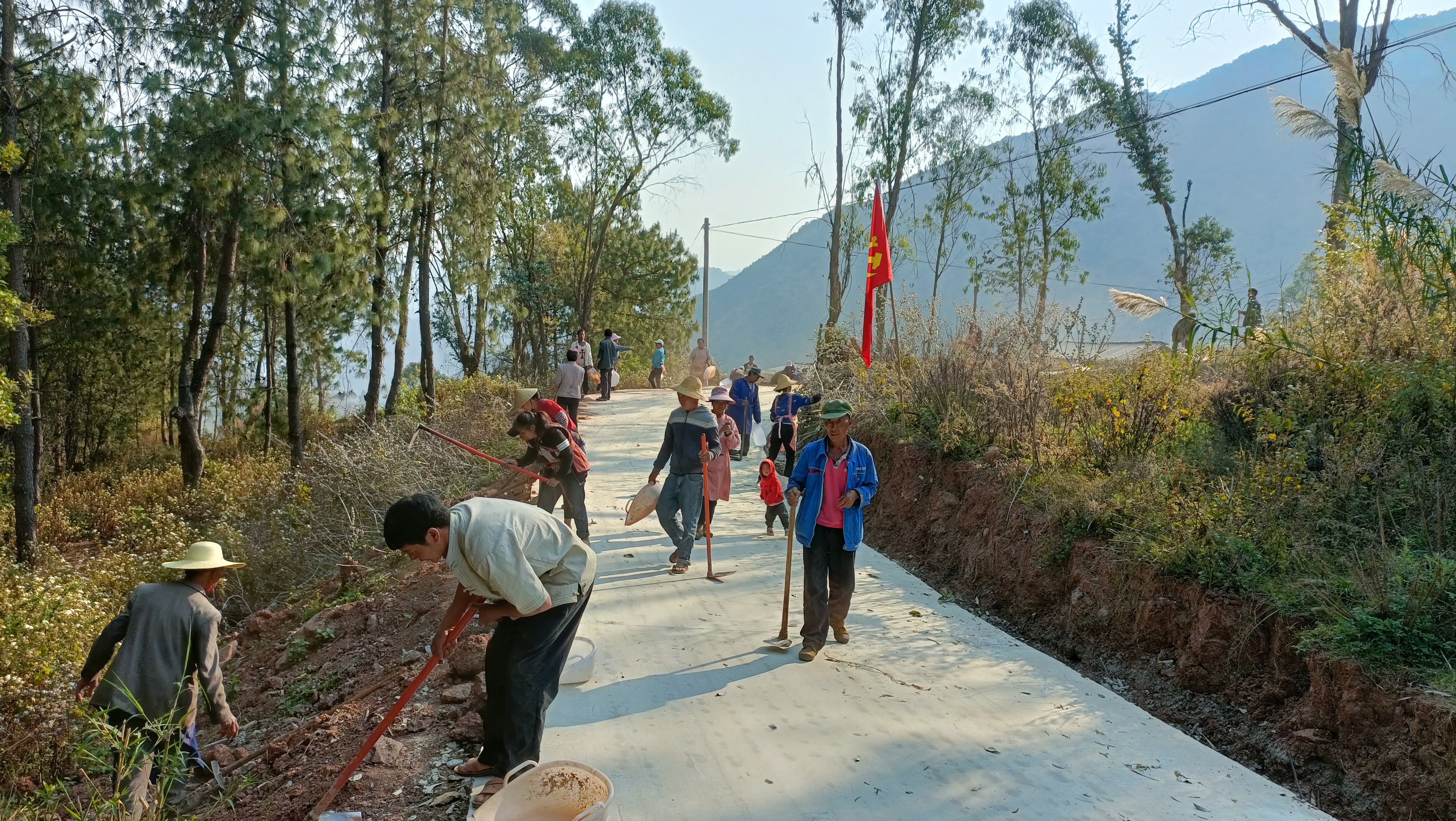 半山田村民自发为新硬化道路培护路肩.jpg