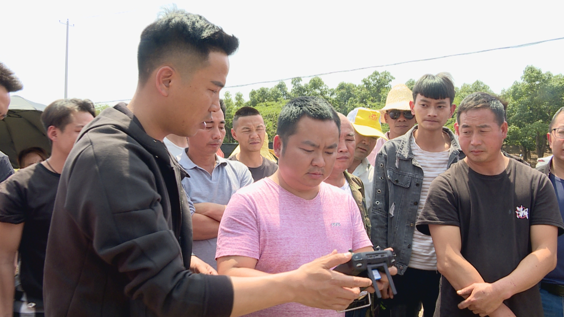 (已审)无人机飞翔田野 助推现代农业发展 (2).jpg