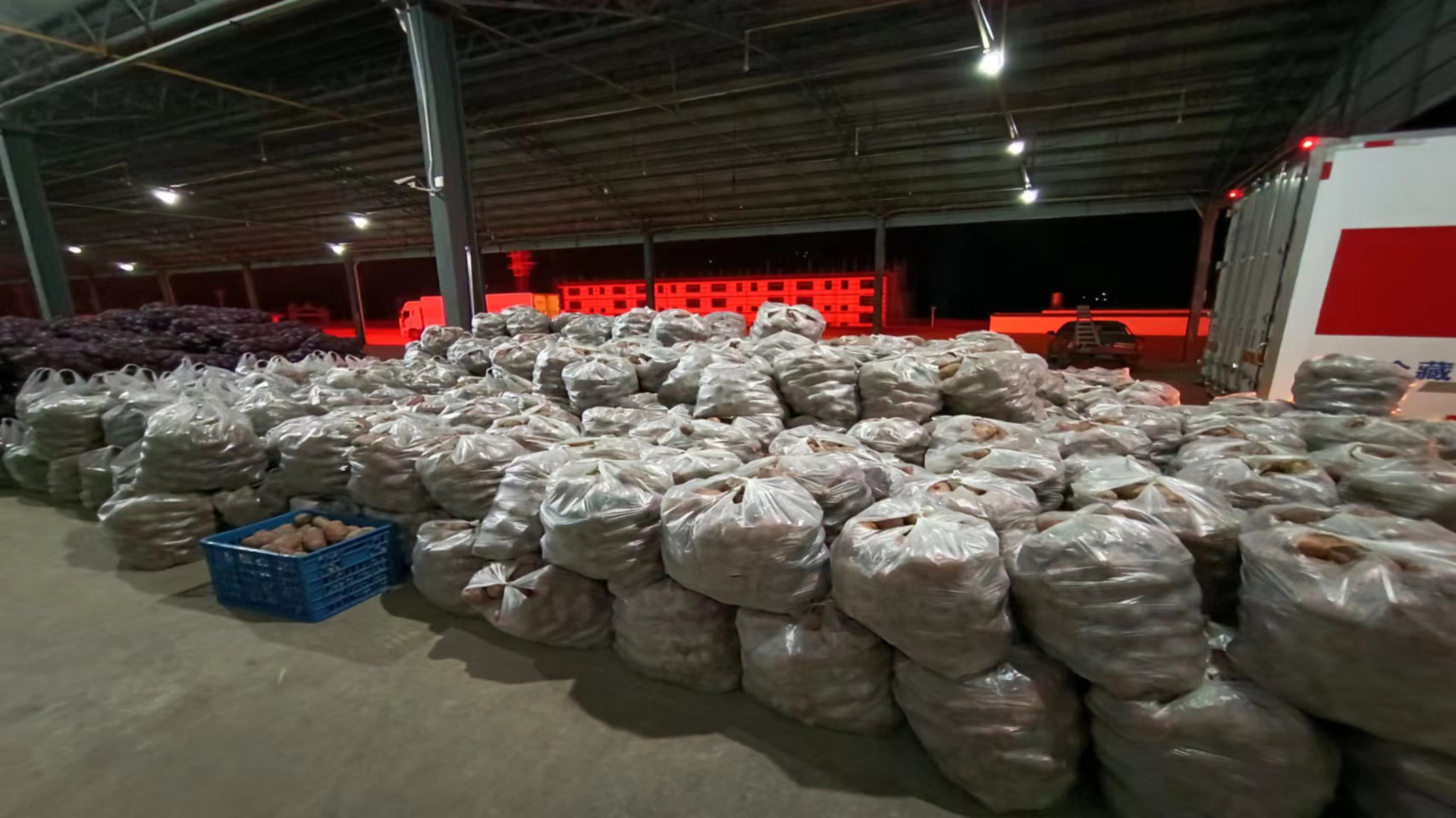 (已审) 同心抗疫  隆阳又一批抗疫生活物资启运上海闵行区吧.jpg