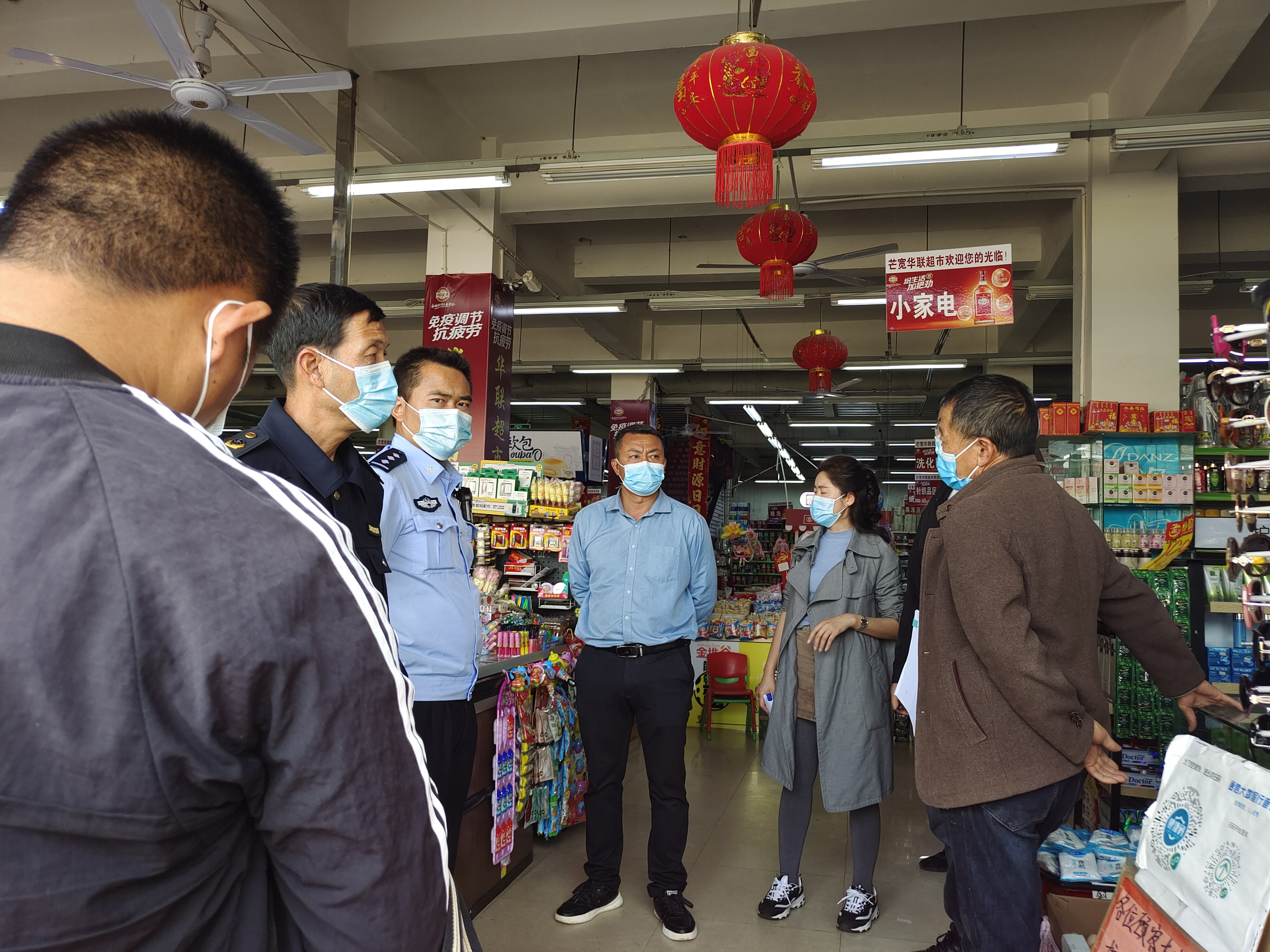 插图1：对芒宽辖区市场主体进行疫情防控联合检查.jpg