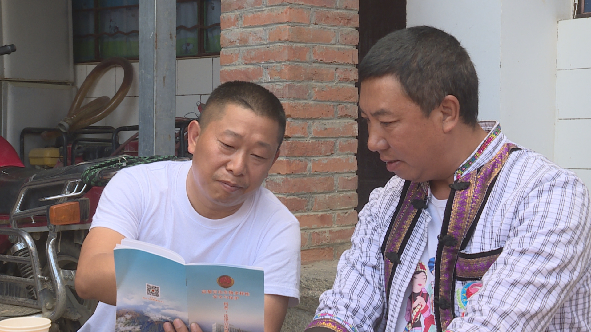 潞江镇林业服务中心主任 严学聪.jpg