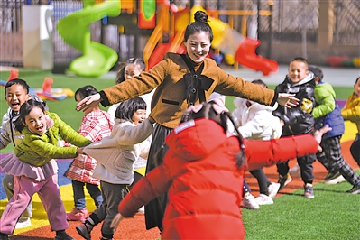 <p>　　　　银川市兴庆区第二十幼儿园，老师带着孩子们做游戏。</p>