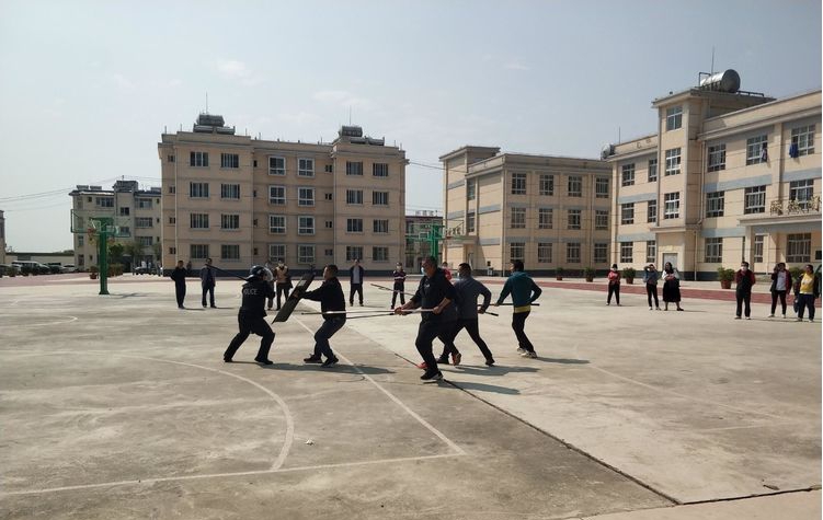 3.法治进校园-开展反恐防暴应急演练.jpg