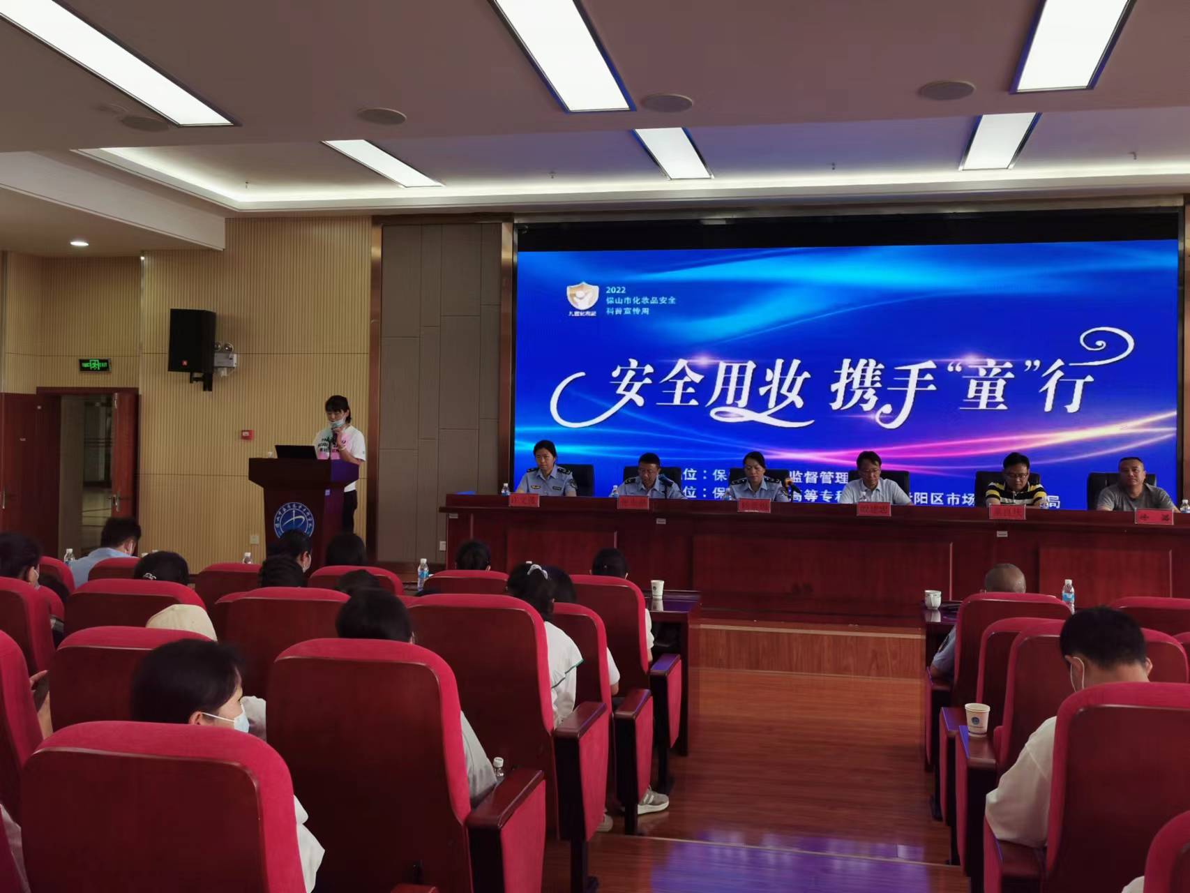 插图1（组合图1—1）：科普讲座现场座无虚席.jpg