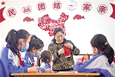 <p>　　　　贺兰县洪广镇欣荣小学，一堂以“民族团结”为主题的剪纸课正在进行。本报记者　白茹　摄</p>
