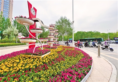 <p>　　　　银川市北京路两旁的花坛。近年来，银川市逐步对亲水街典农河沿线的湖岸、公园和部分空地种植露地花卉和野花，让城市春夏有花、四季有景。　　　　本报记者　马楠　摄</p>