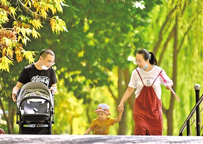 <p>　　　　银川中山公园，年轻的妈妈牵着蹒跚学步的孩子。公园内繁花似锦、绿树成荫，节假日市民在这里游园、赏景，无限接近大自然，共享美好时光。　　　本报记者　马楠　摄</p>