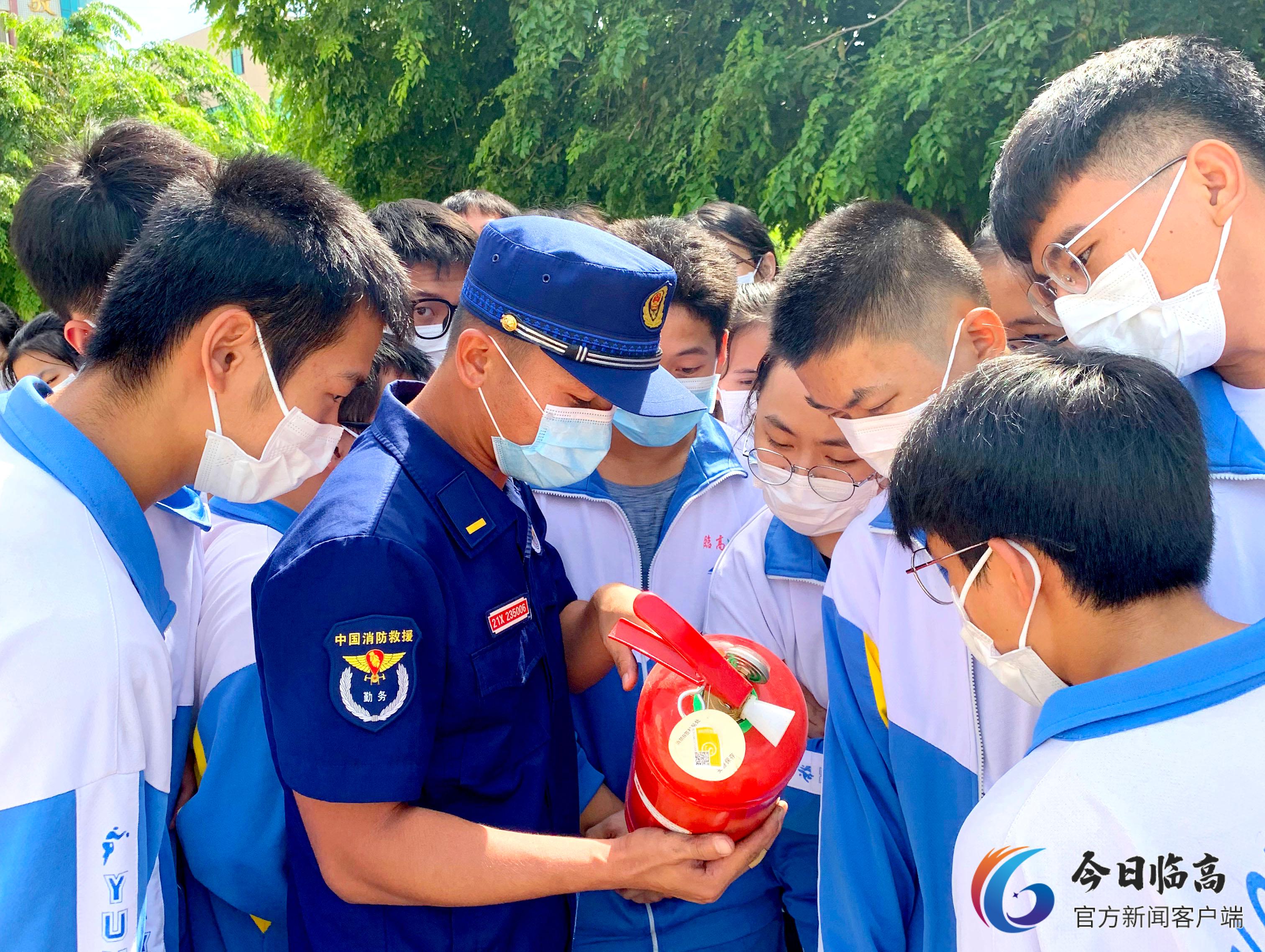 7月18日上午，临高县在临高中学开展中小学生消防应急演练活动。许送转摄2.jpg