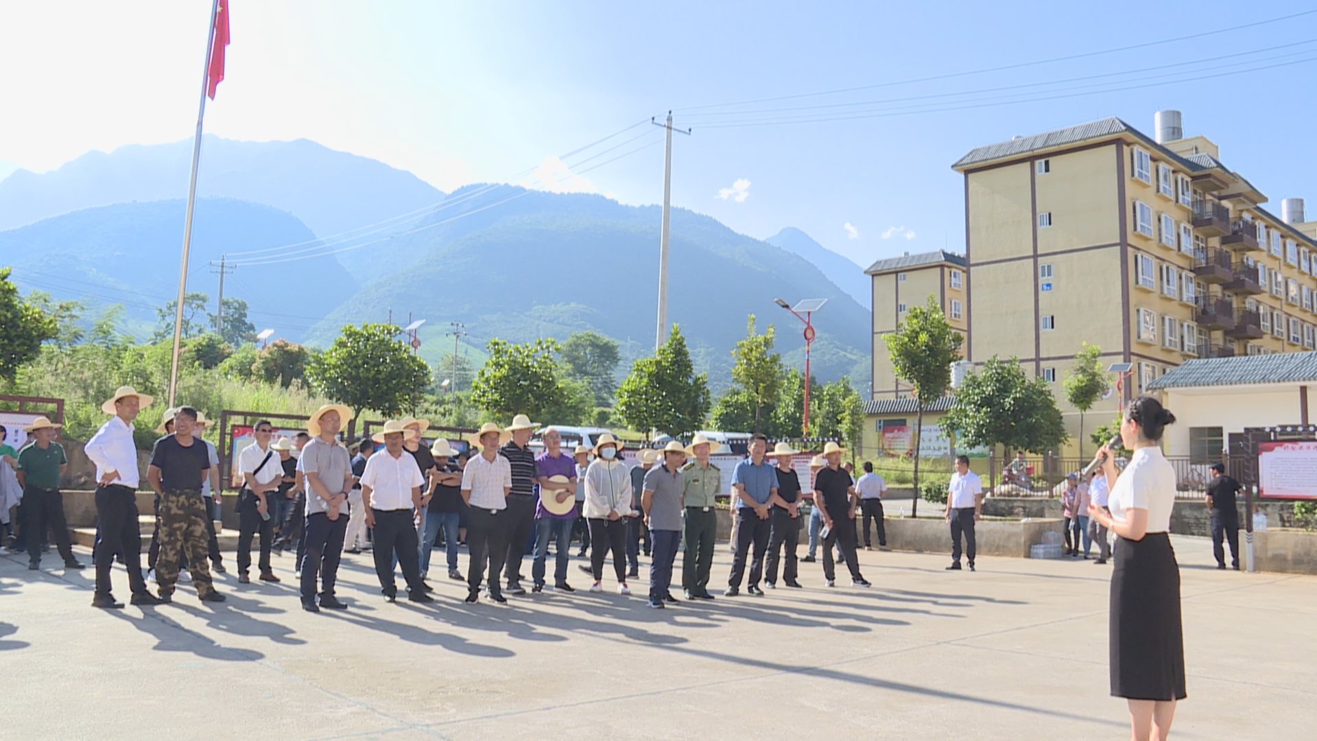 民族团结进步示范区创建暨“石榴籽超市”现场推进会 (2).jpg