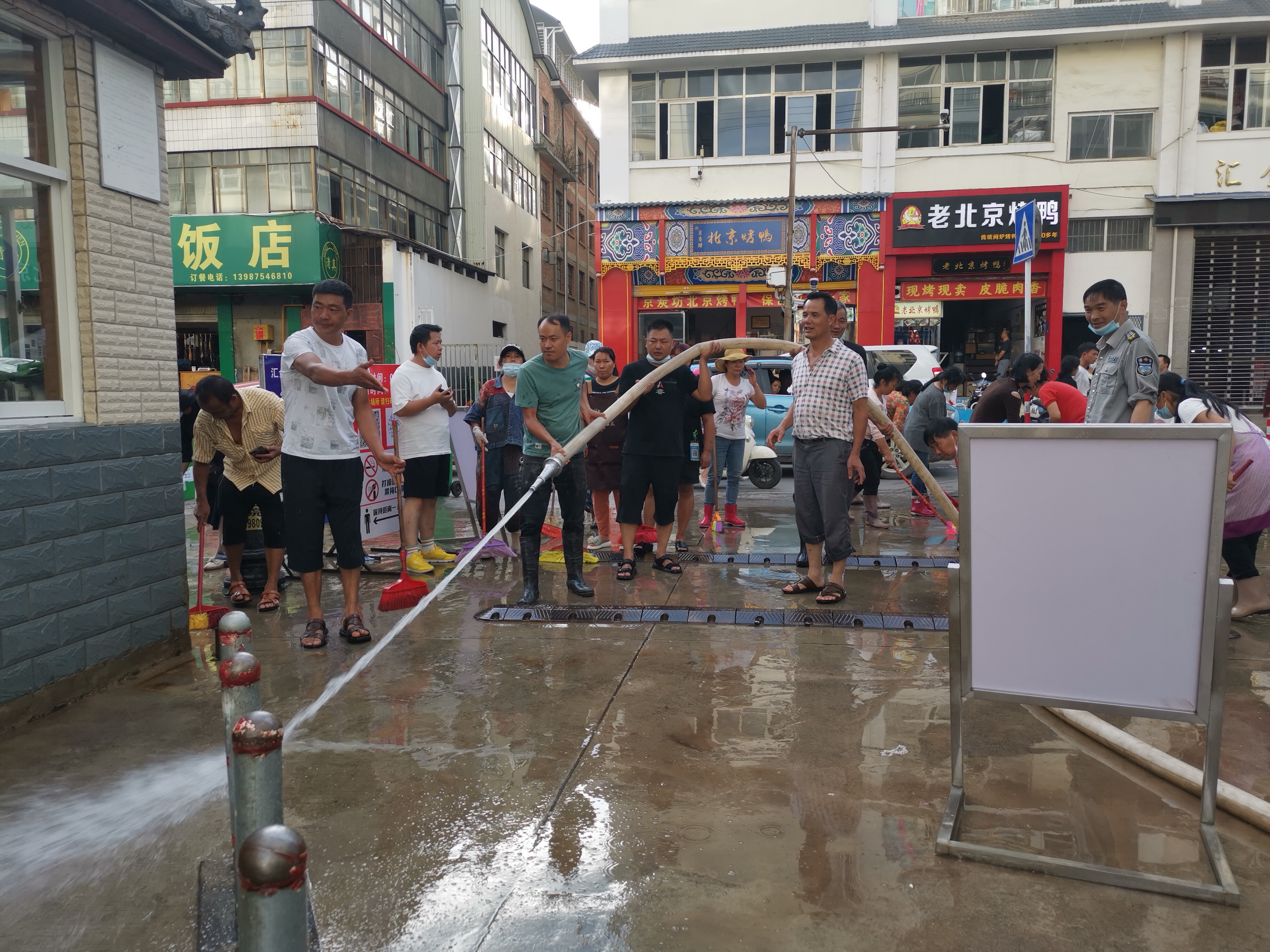 对农贸市场进行全方位、无死角冲洗（赵江龙  摄）.jpg