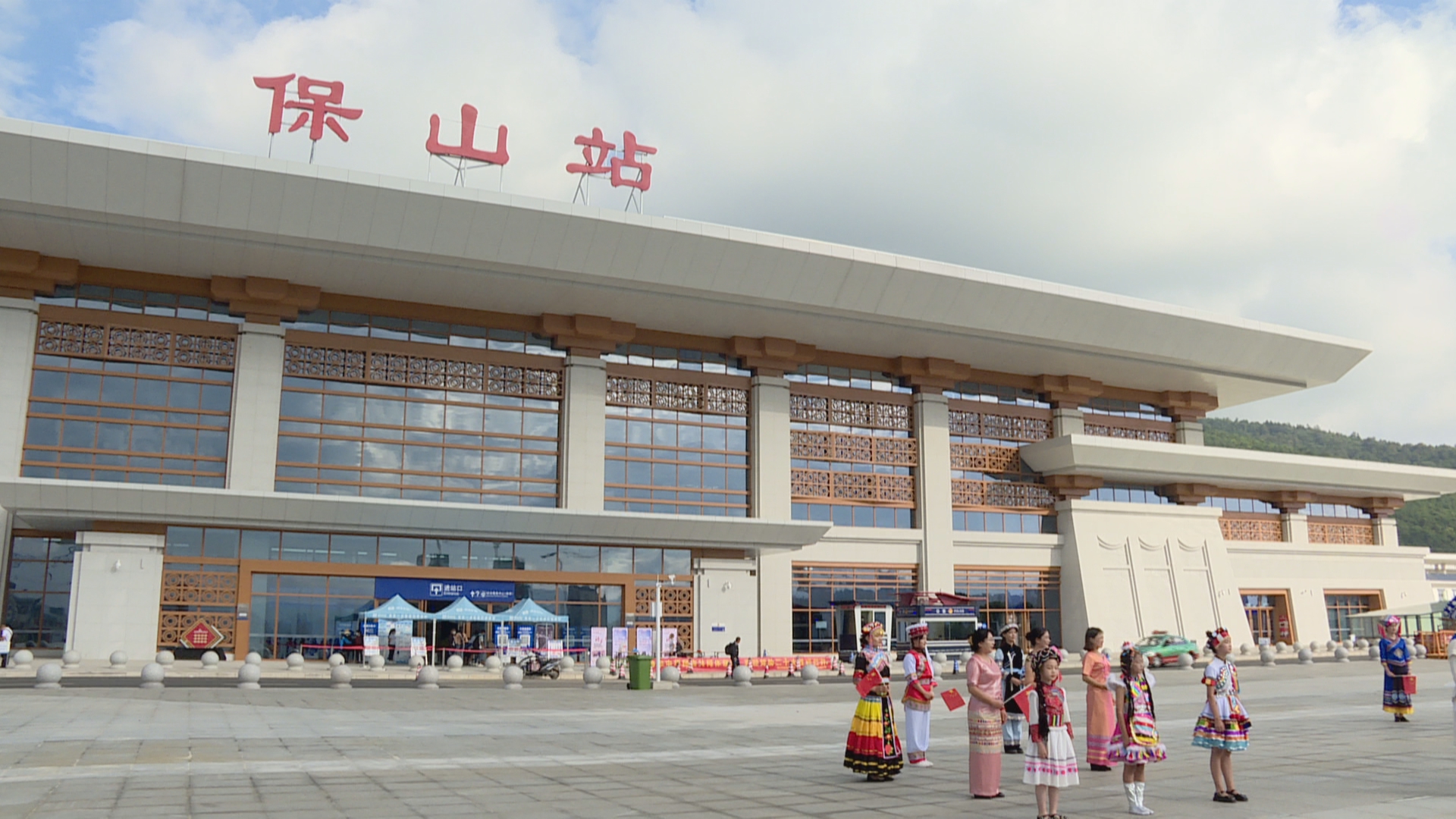 隆阳区开展民族团结进步示范区创建“进铁路” 宣传活动01.jpg