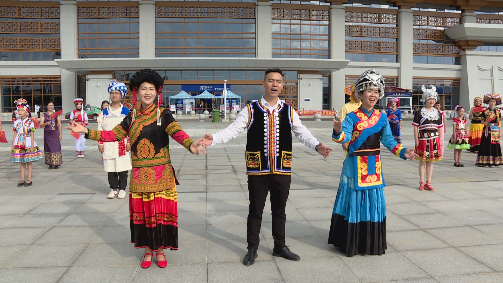 隆阳区开展民族团结进步示范区创建“进铁路” 宣传活动07.jpg