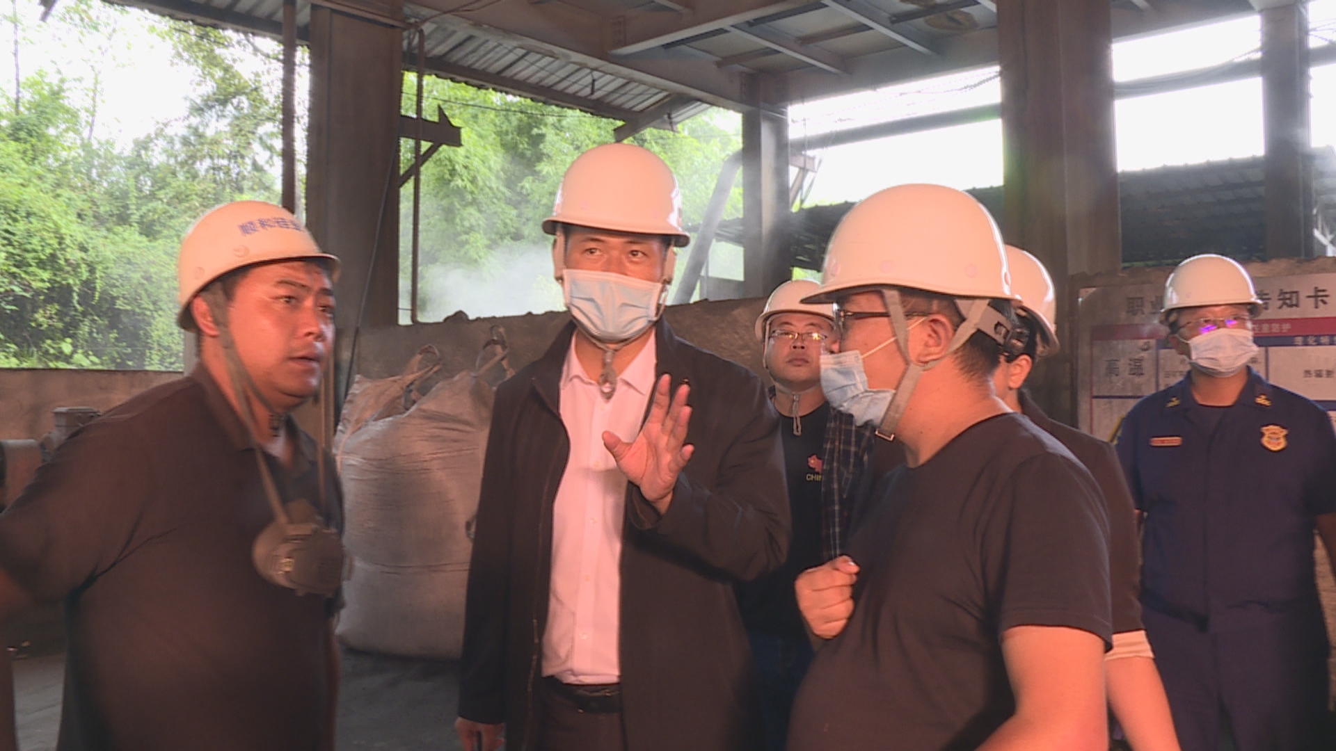 杨俊波深入我区部分商场 企业 学校督查安全生产工作0666.jpg