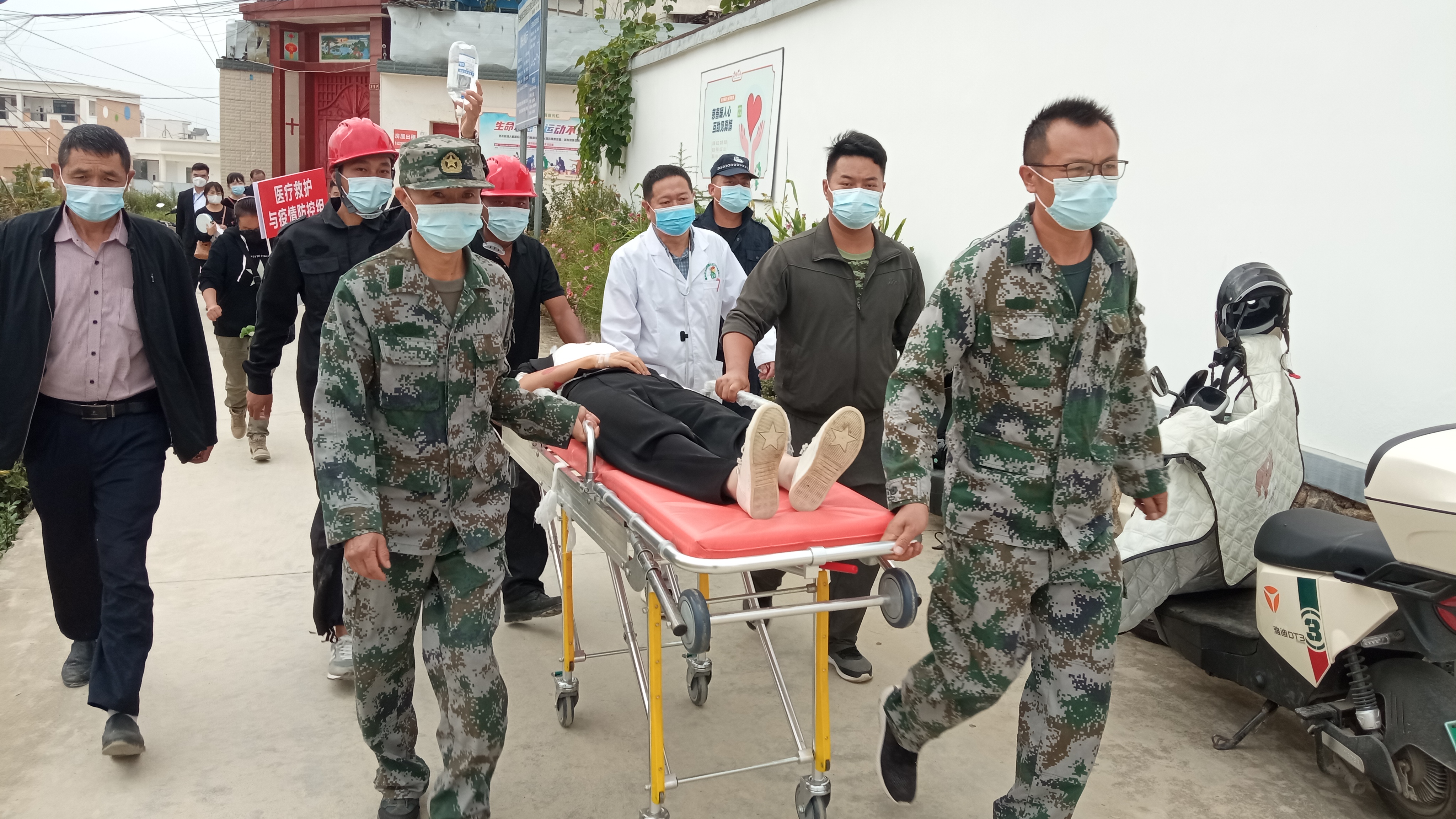 转送伤员.jpg