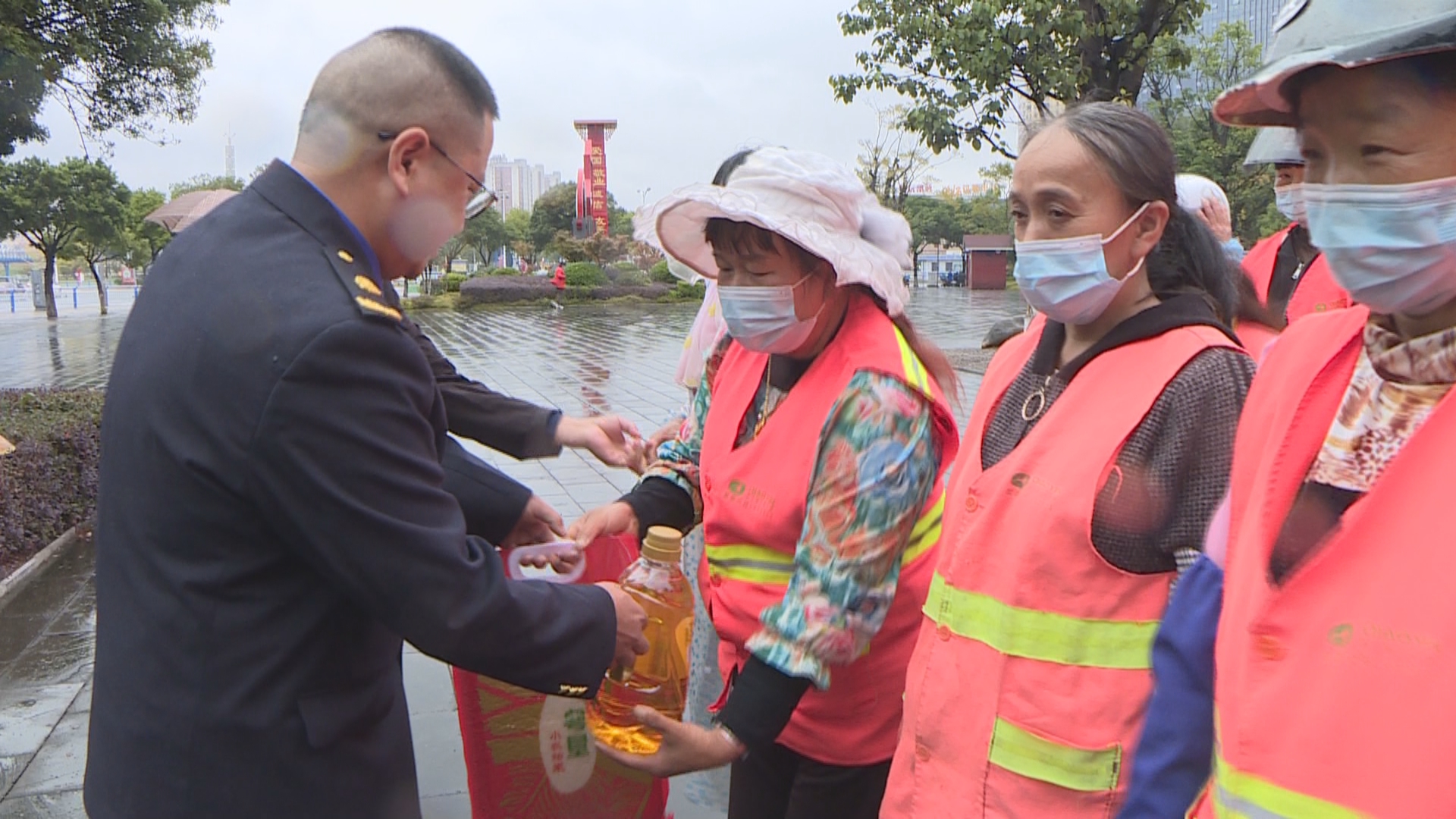 隆阳区举行庆祝“第二届环卫工人节”活动034789.jpg