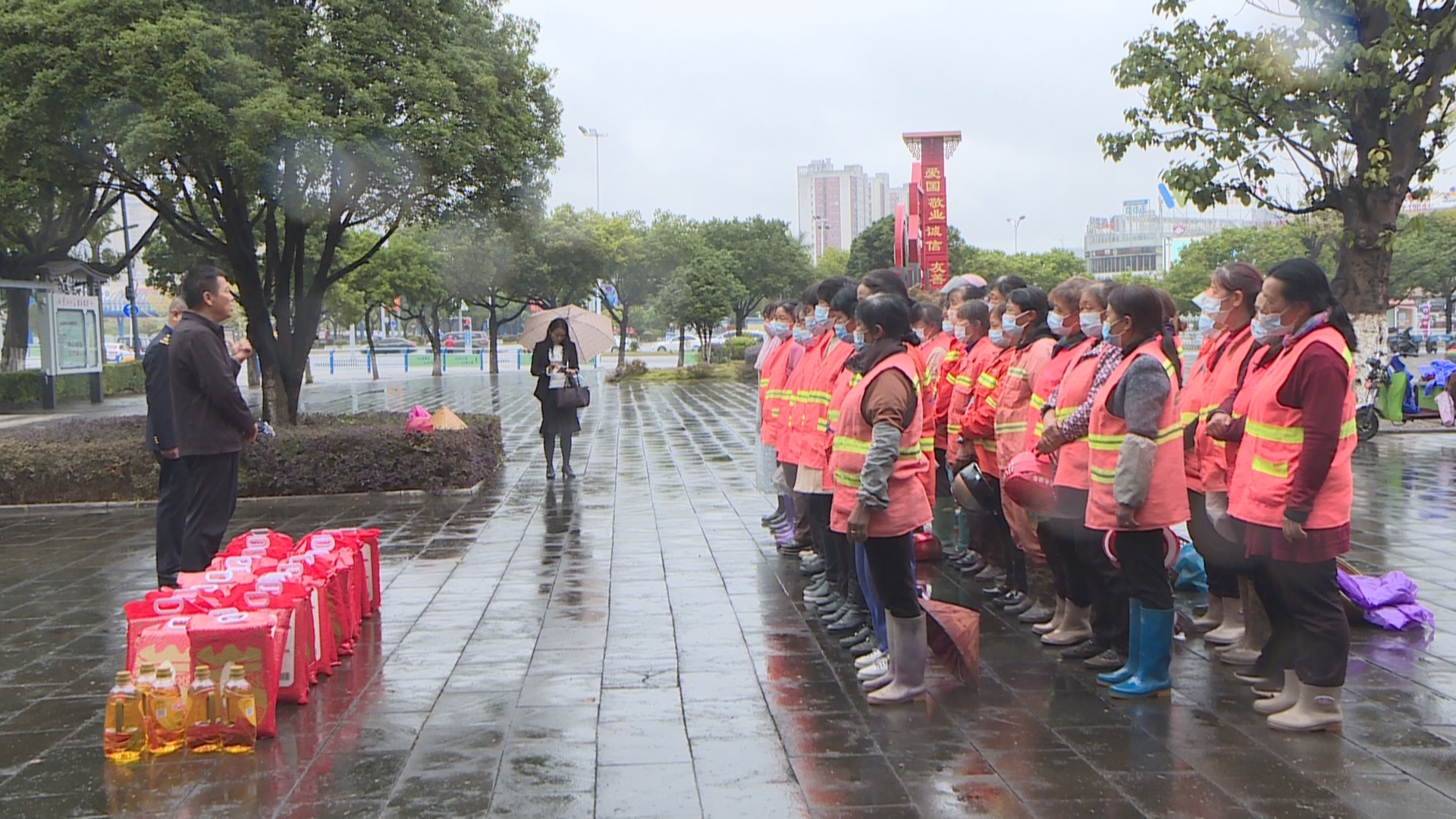 隆阳区举行庆祝“第二届环卫工人节”活动04567.jpg