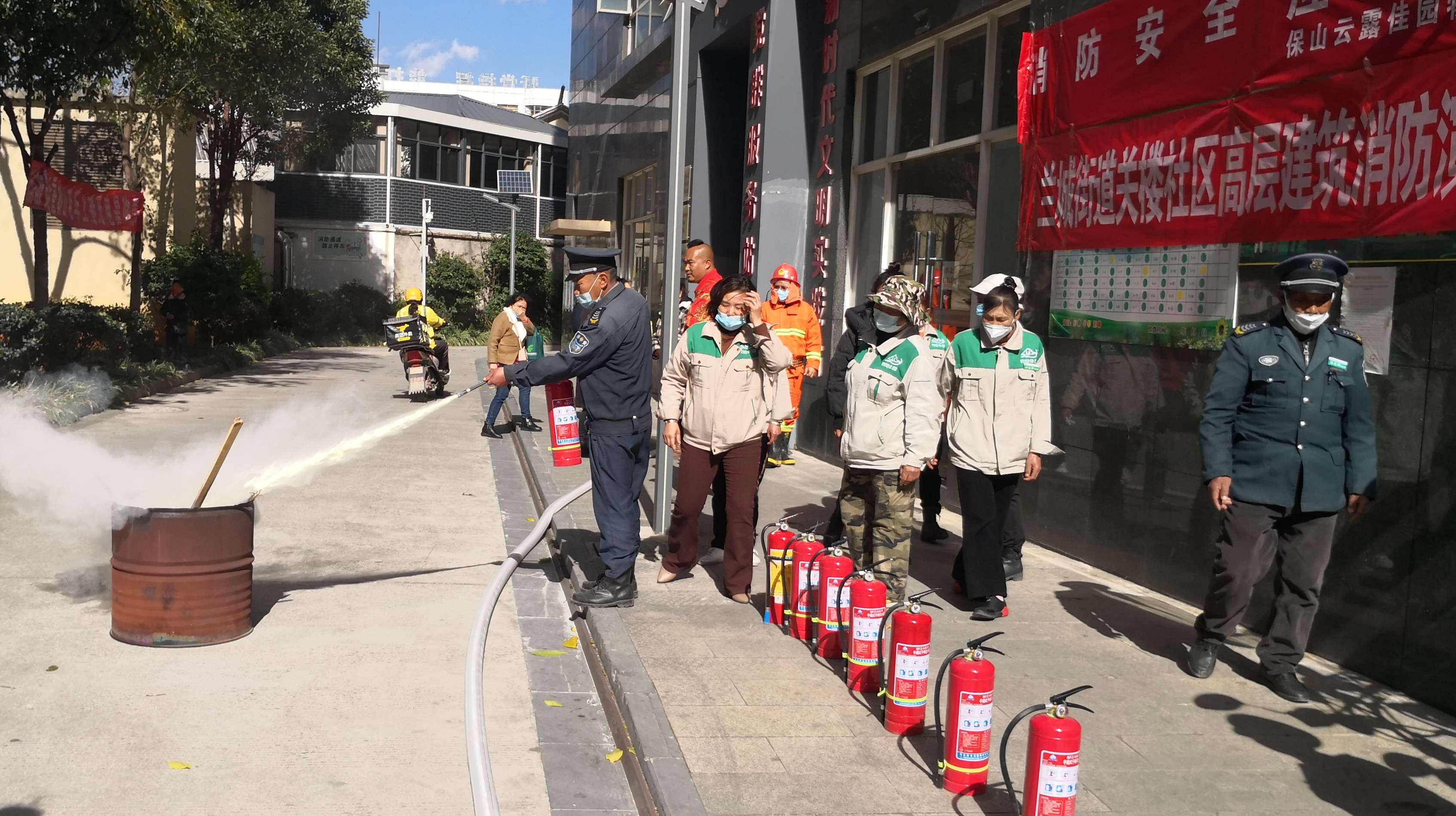 物业服务人员对灭火器使用进行实际操作.jpg
