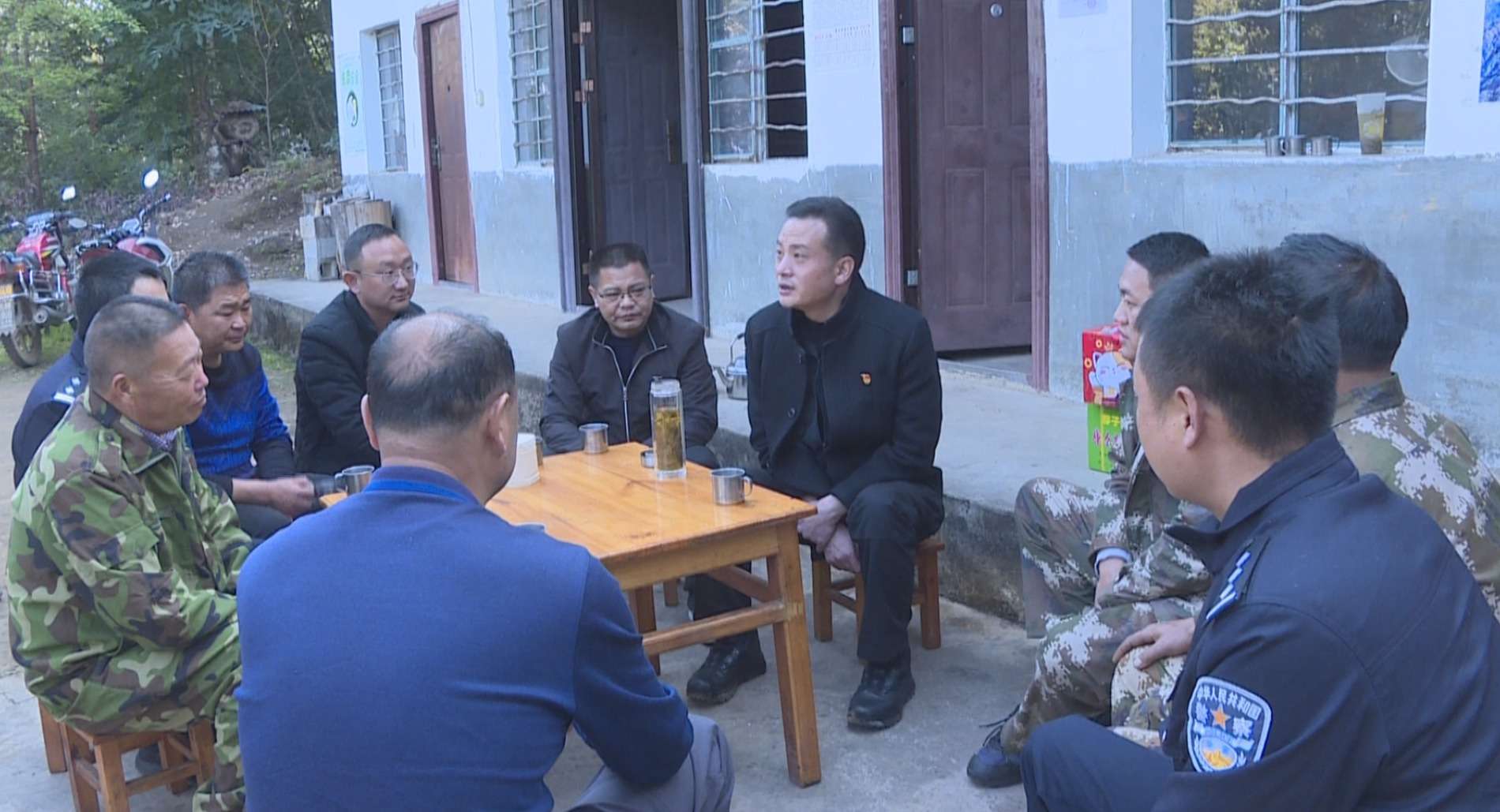 段忠华 杨俊波带队检查高黎贡山森林防火工作并看望慰问森林防火一线工作人员03.jpg