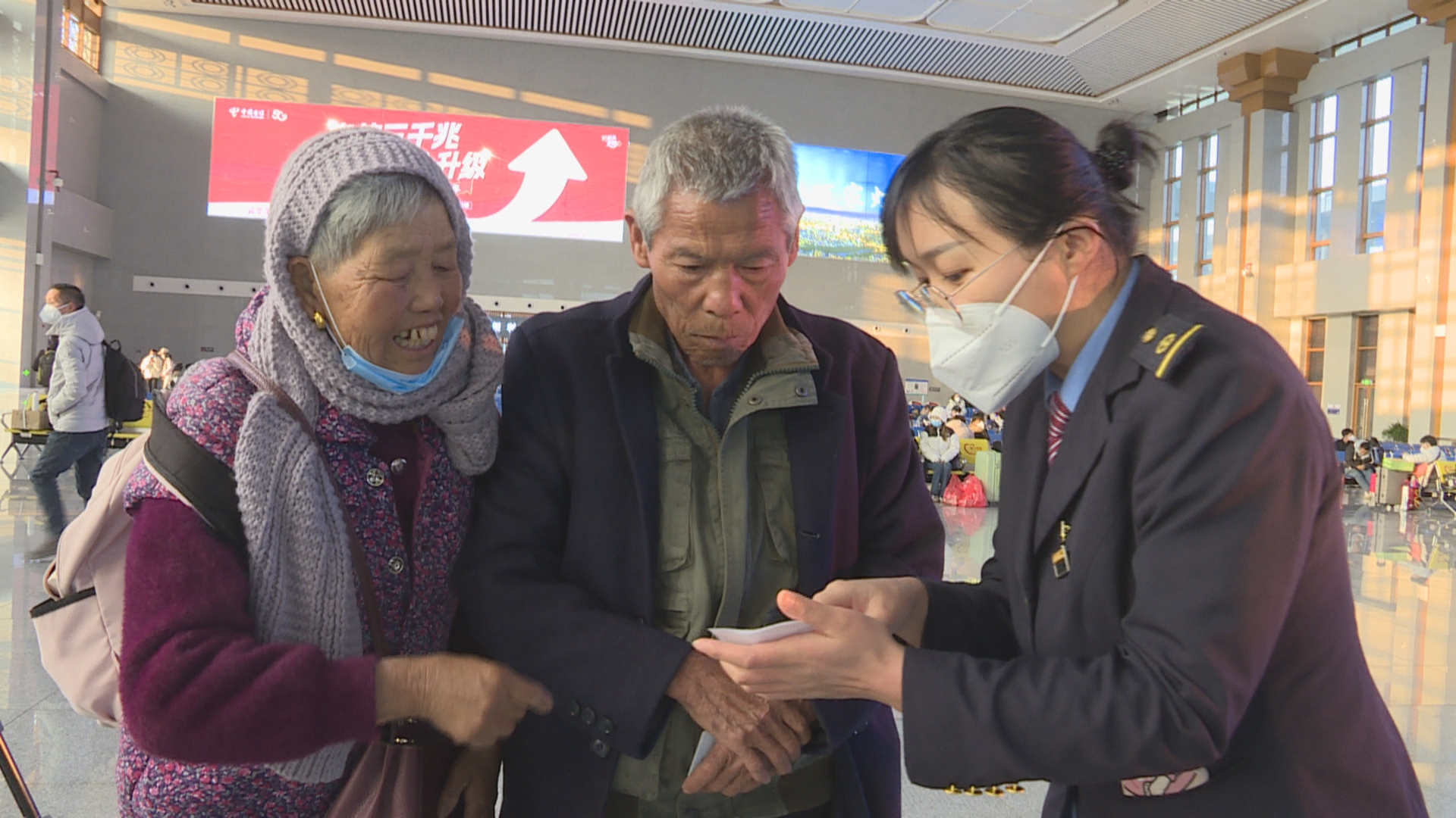 大瑞铁路保山站：全力保春运 让群众回家过团圆年09.jpg