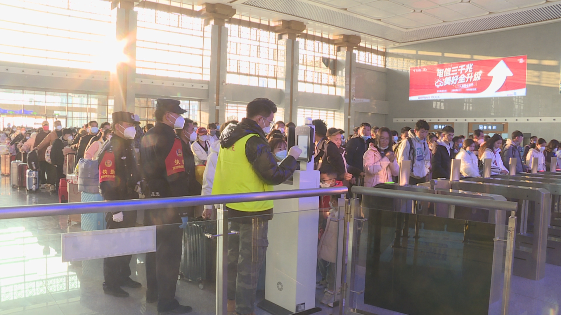 大瑞铁路保山站：全力保春运 让群众回家过团圆年04.jpg