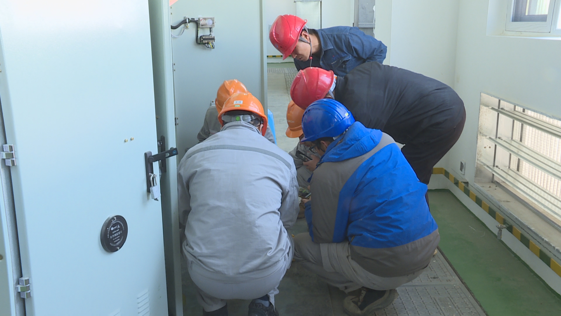 新春走基层： 为了万家灯火  我们必须坚守07.jpg