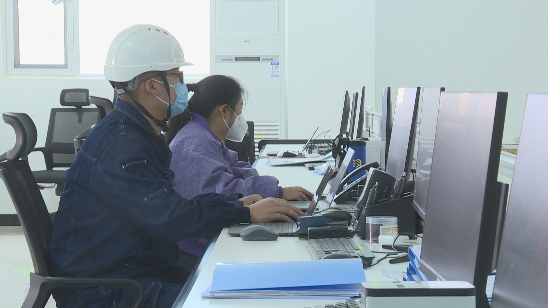 新春走基层： 为了万家灯火  我们必须坚守04.jpg