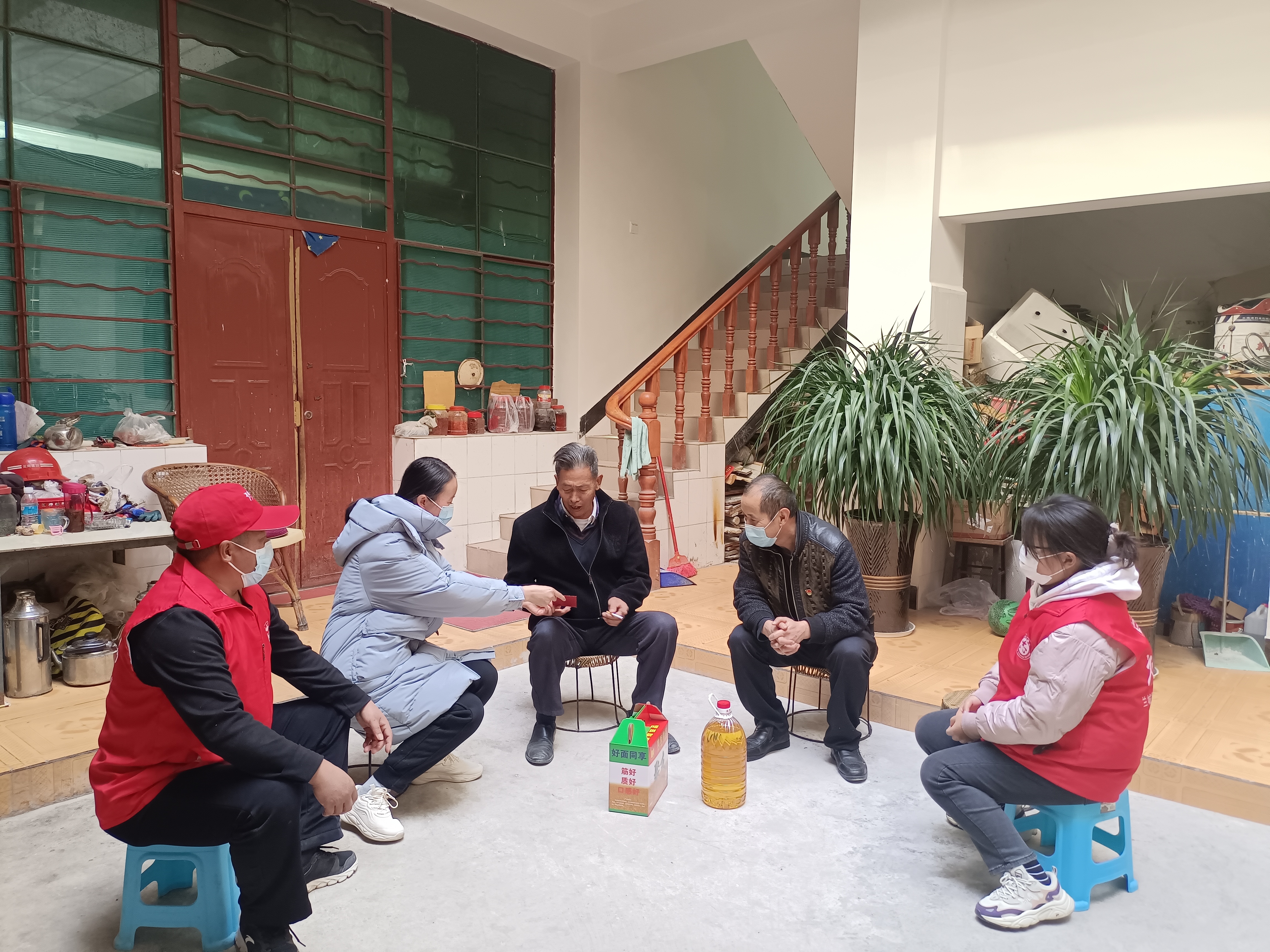 兰城街道兰花社区开展春节看望慰问困难老党员活动.jpg