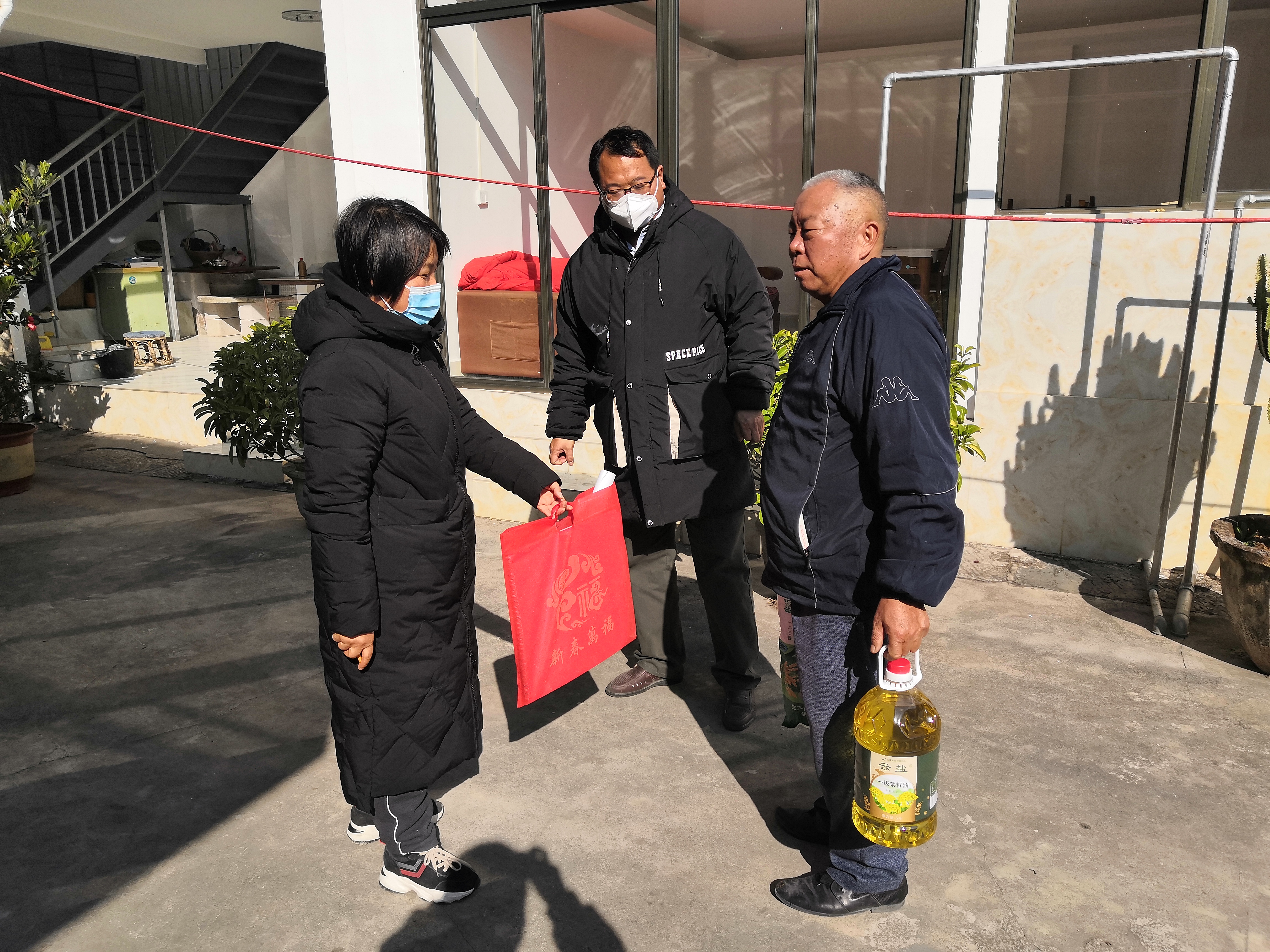 兰城街道窑湾社区开展“春联送上门 文化进万家”主题活动.jpg