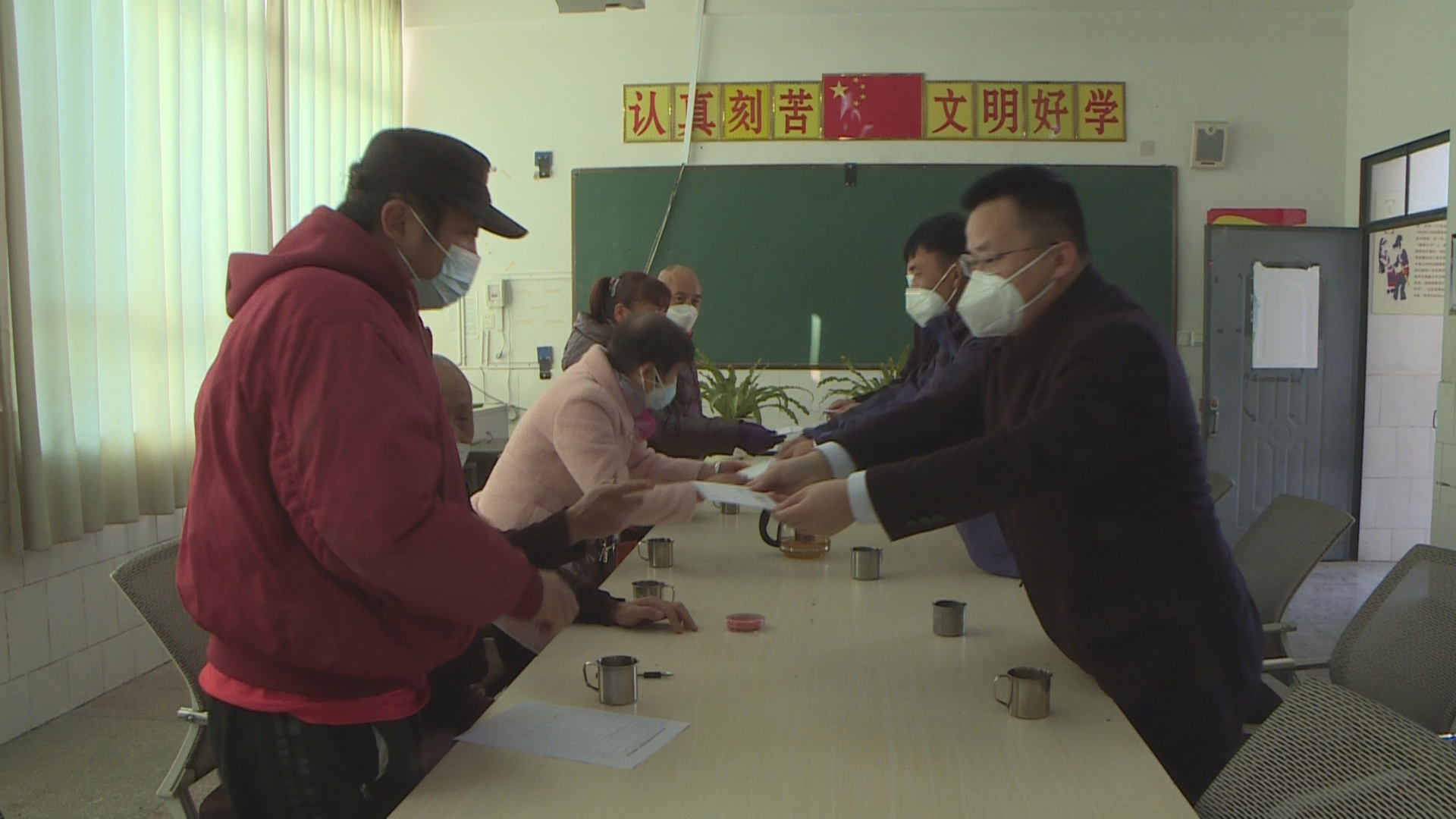 保山隆阳沪农商村镇银行整村授信：金融活水助力乡村振兴04.jpg