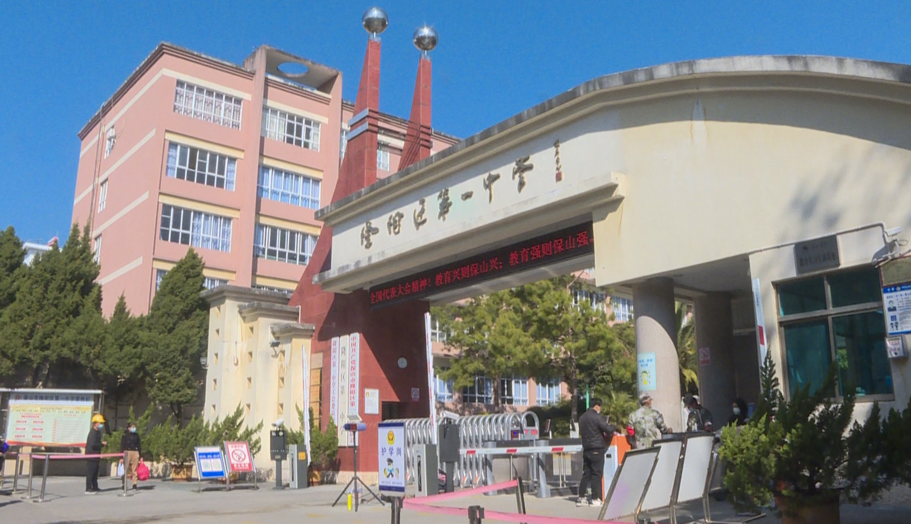 市委书记杨军深入隆阳区第一中学调研02(2)改.jpg