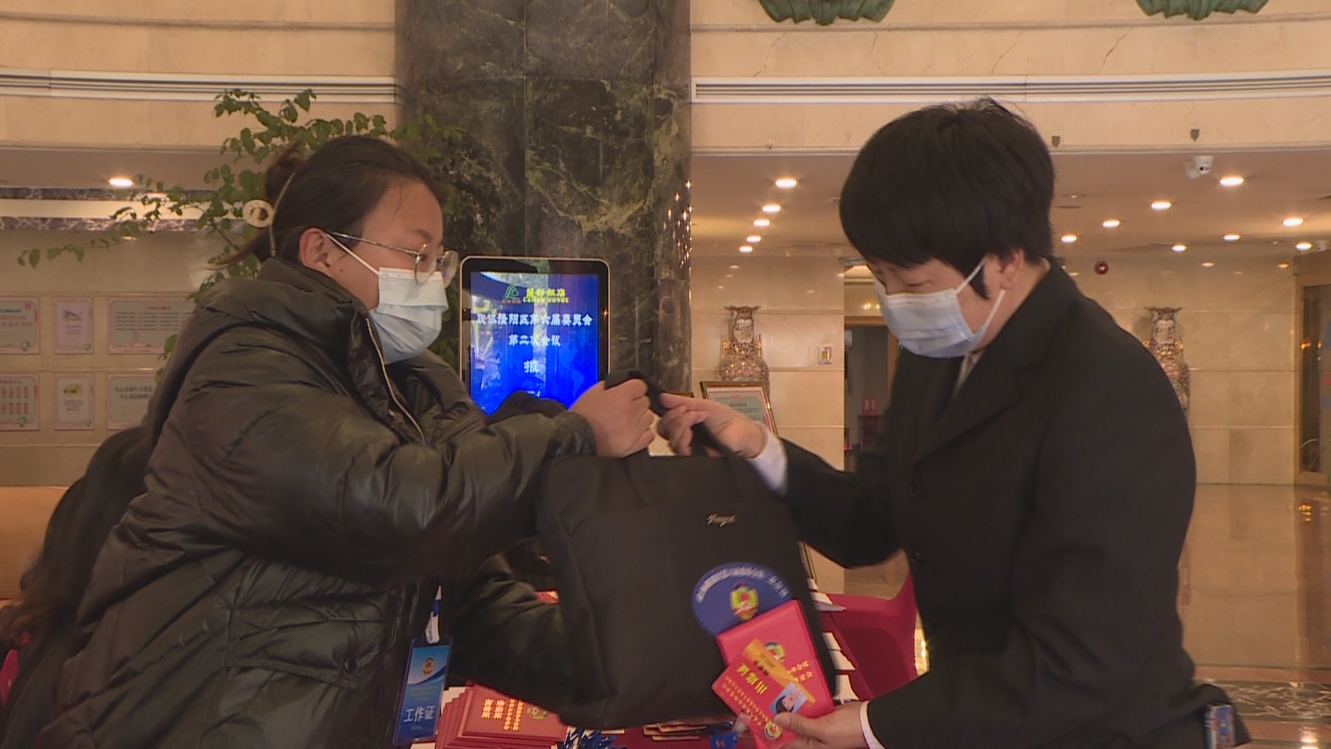 出席政协隆阳区第六届委员会第二次会议的委员向大会报到(3).jpg