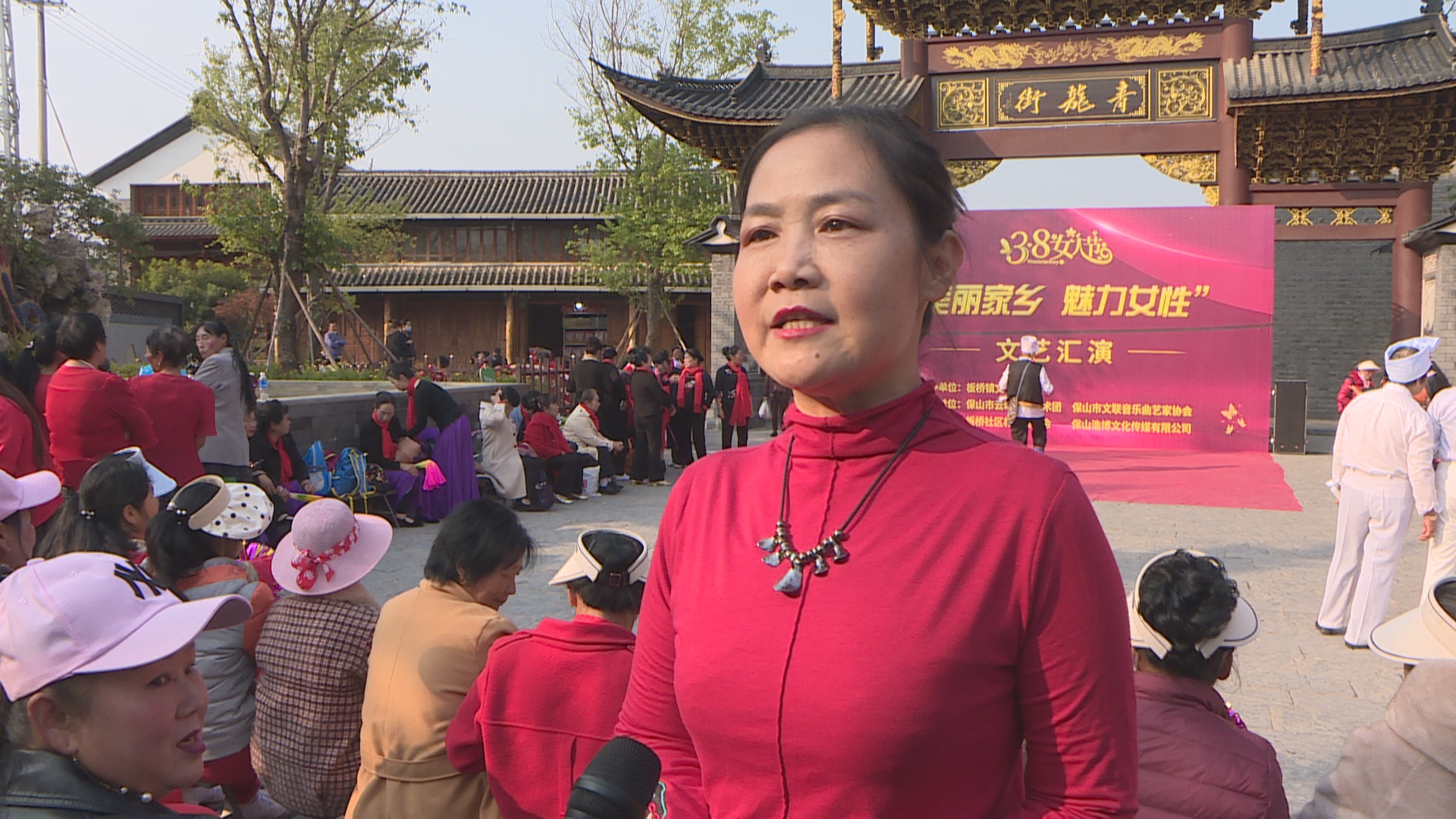 山市云岭民族艺术团团长 李春英.jpg