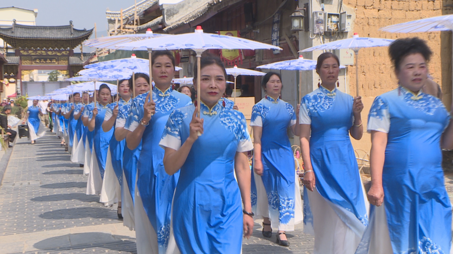 板桥古镇里的“三八”节：彰显新时代女性风采(5).jpg
