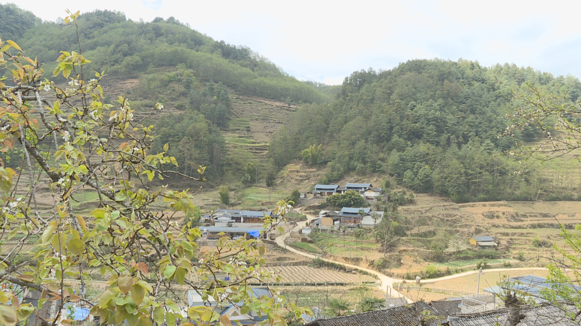 瓦马乡：远离隐患 搬出大山住上安心房(1).jpg