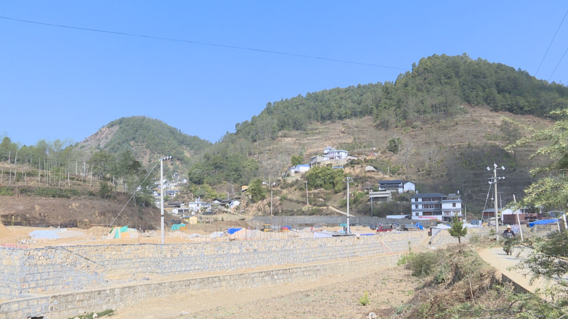 瓦马乡：远离隐患 搬出大山住上安心房(2).jpg