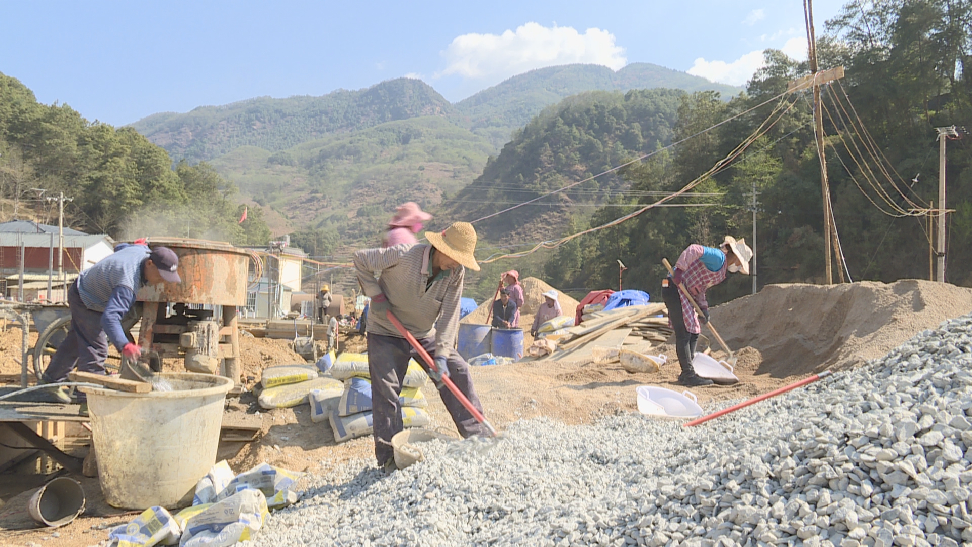 瓦马乡：远离隐患 搬出大山住上安心房(8).jpg