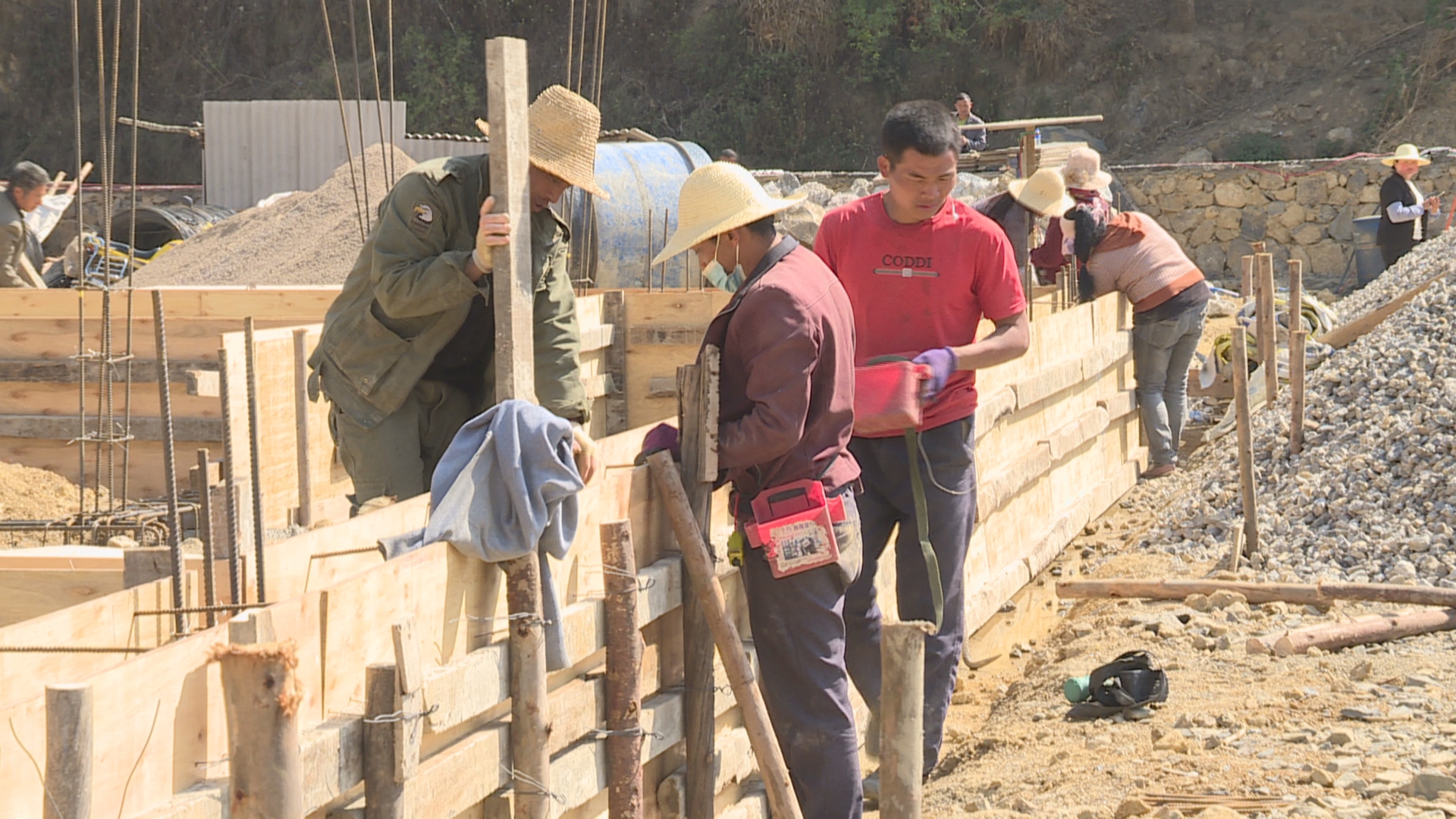 瓦马乡：远离隐患 搬出大山住上安心房(6).jpg