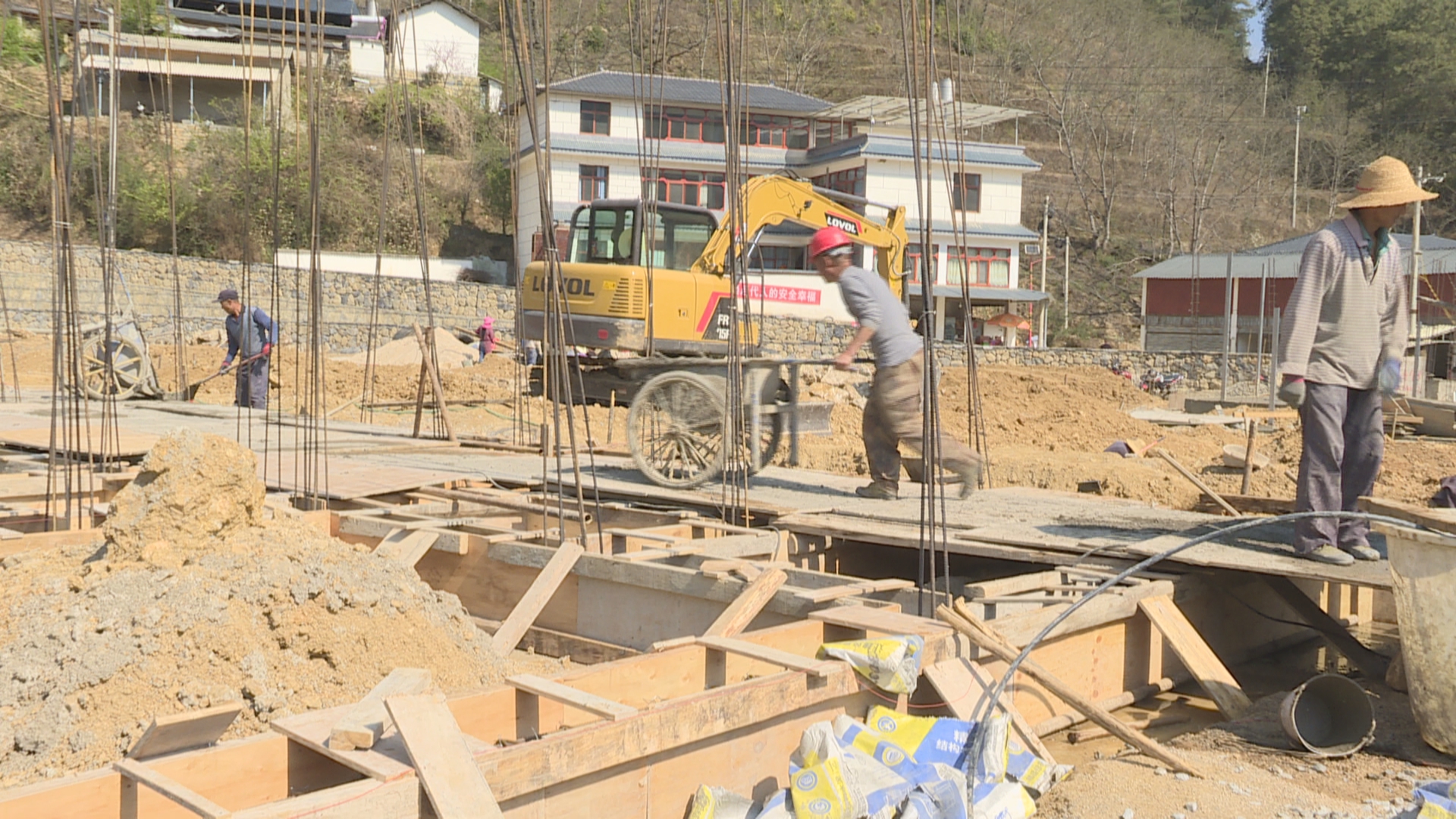 瓦马乡：远离隐患 搬出大山住上安心房(7).jpg