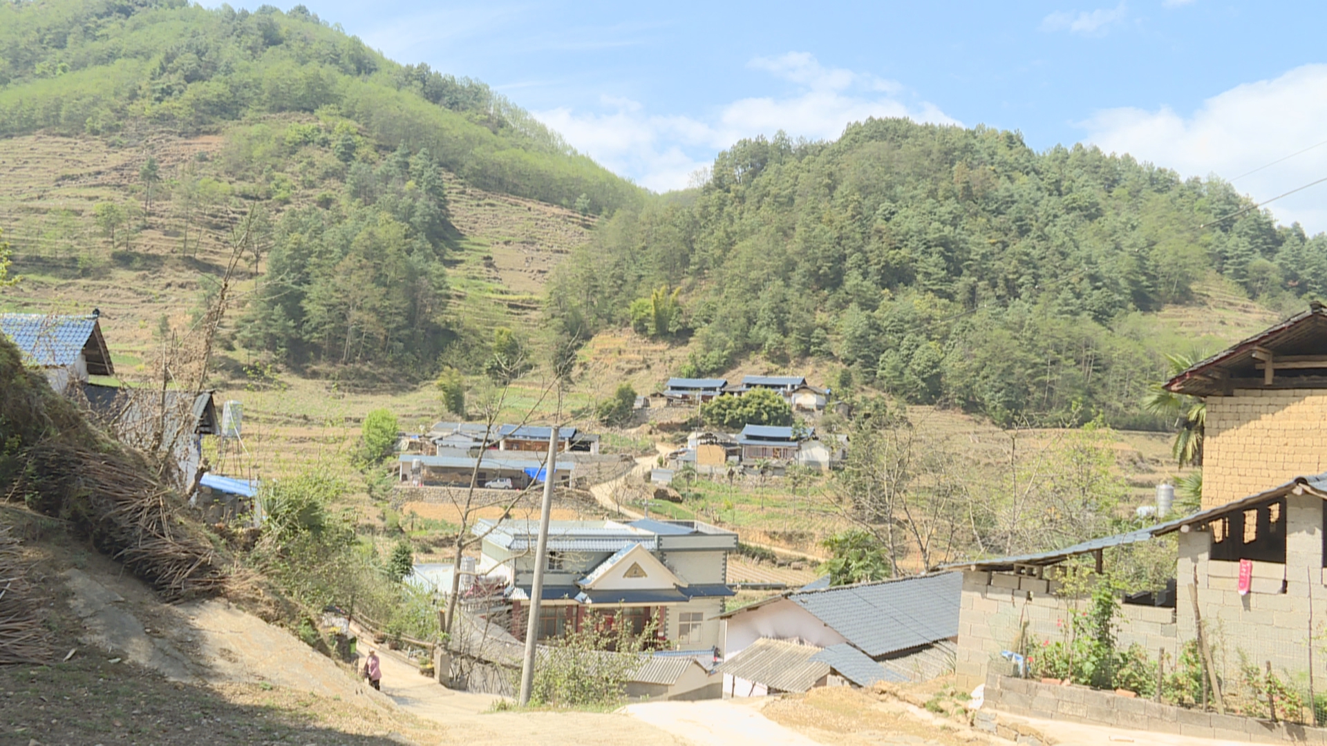 瓦马乡：远离隐患 搬出大山住上安心房(14).jpg