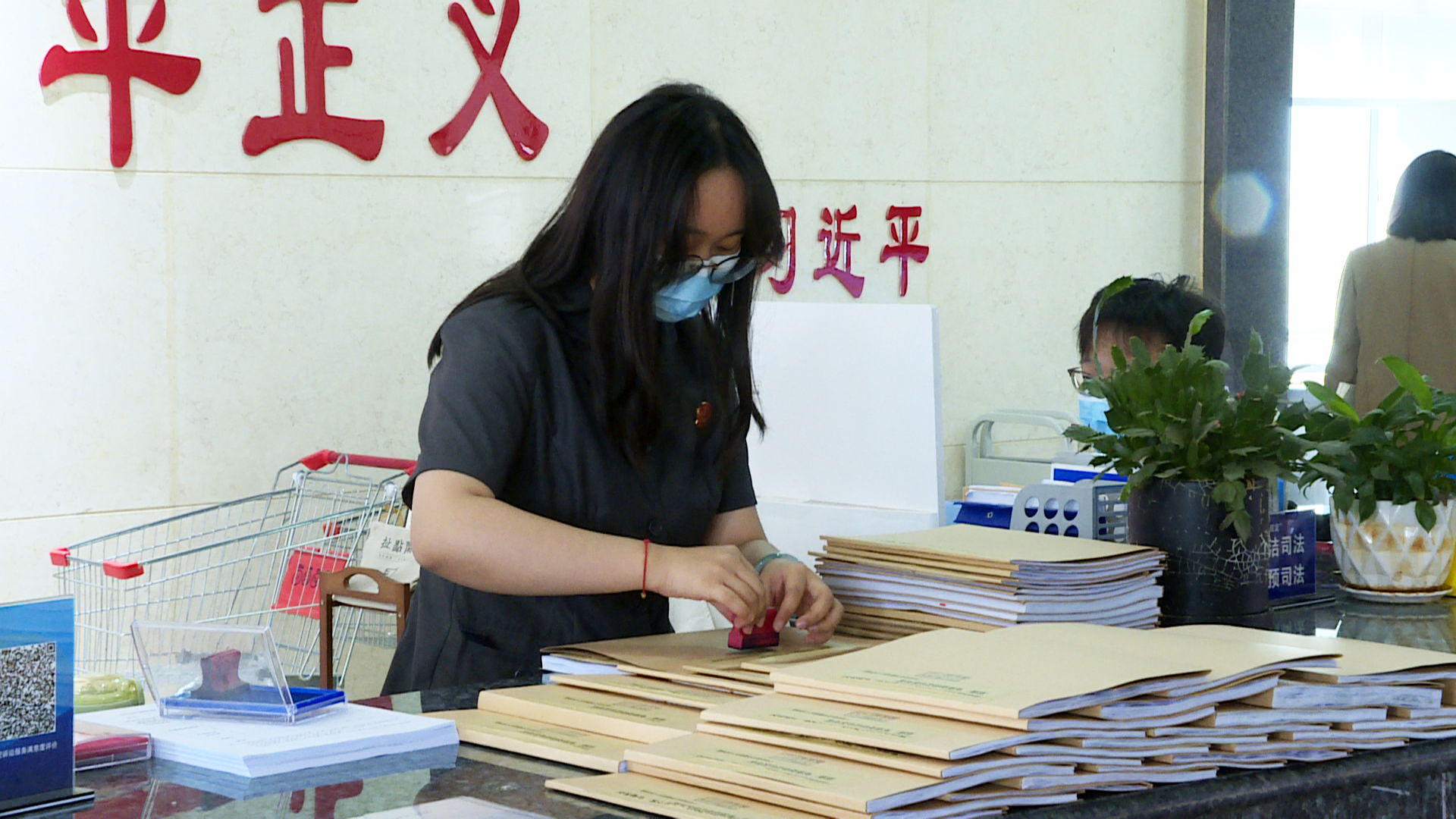 民族团结进步创建“进机关”：隆阳区人民法院奏民族团结和谐乐章(7)0.png