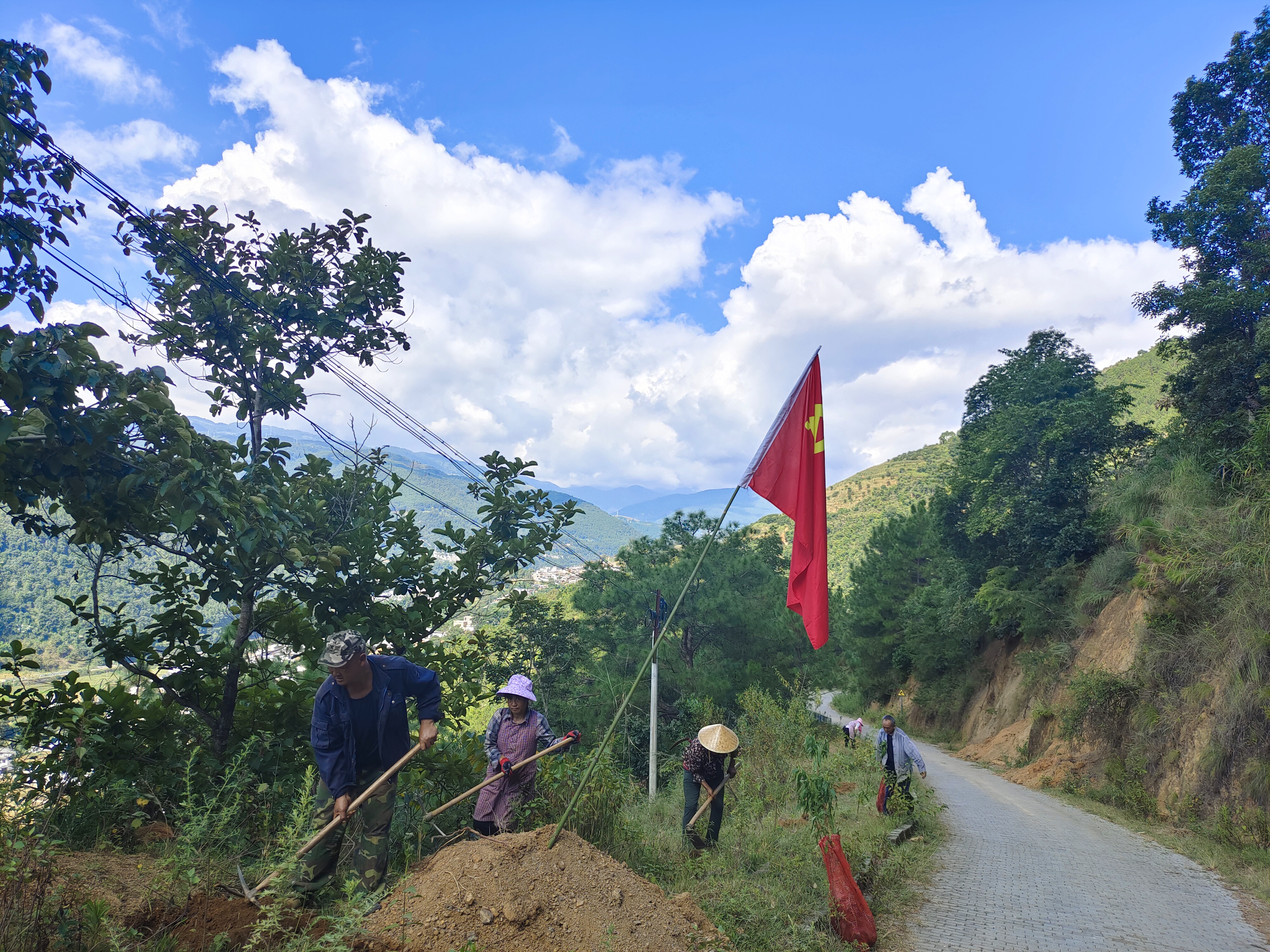 瓦窑镇践行绿水青山就是金山银山理念，以绿化美化为契机开创瓦窑绿美新局面。图为该镇繁荣、横山、老营、上河湾、松坡、下河湾、下麦庄、小浪坝村干部群众在热火朝天进行植树活动的场景一角 (1).jpg