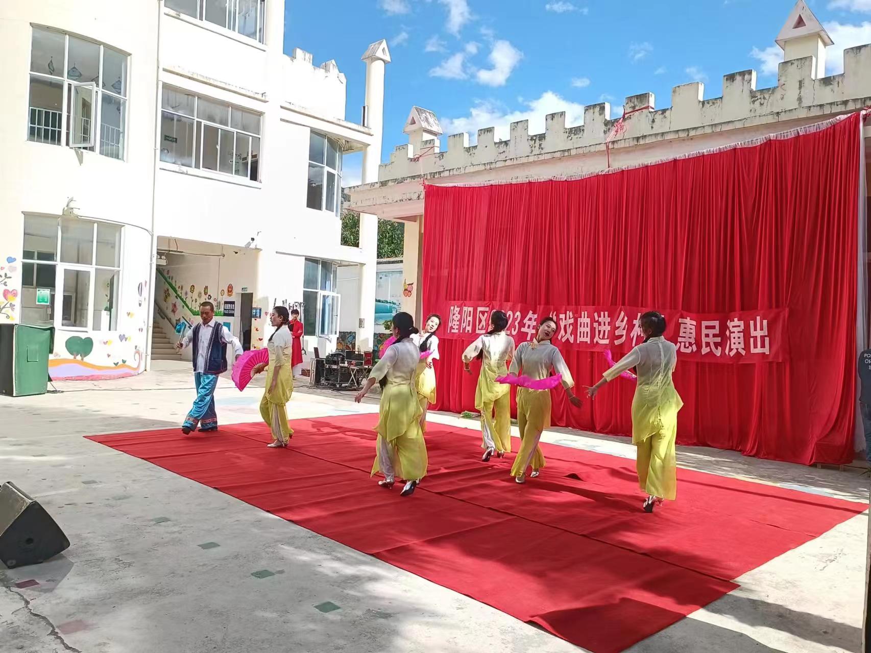 隆阳区文旅局到瓦窑镇繁荣村“文艺下乡”演出2.jpg
