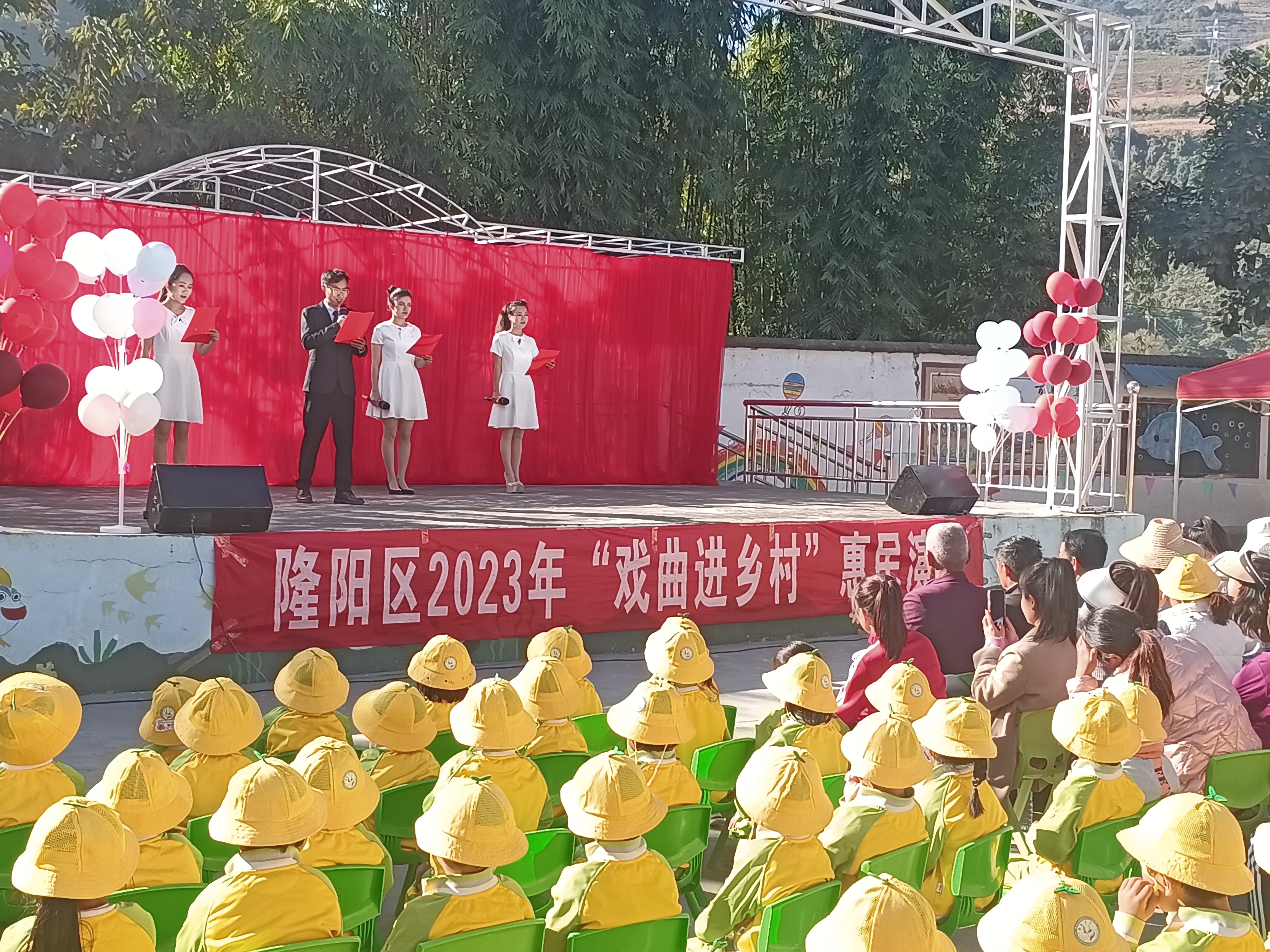 隆阳区文旅局到瓦窑镇下河湾社区“文艺下乡”演出1.jpg