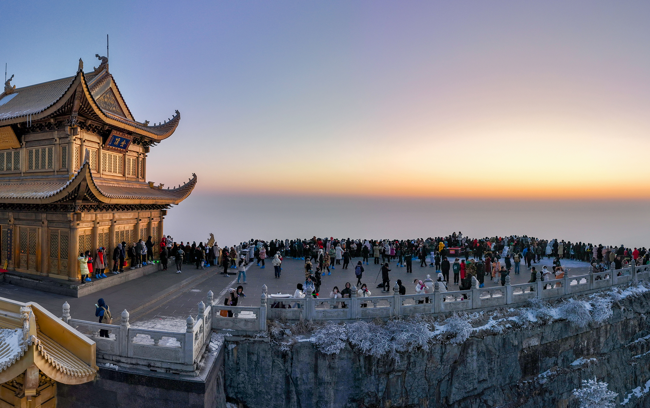 游客在峨眉山景区金顶游玩.jpg